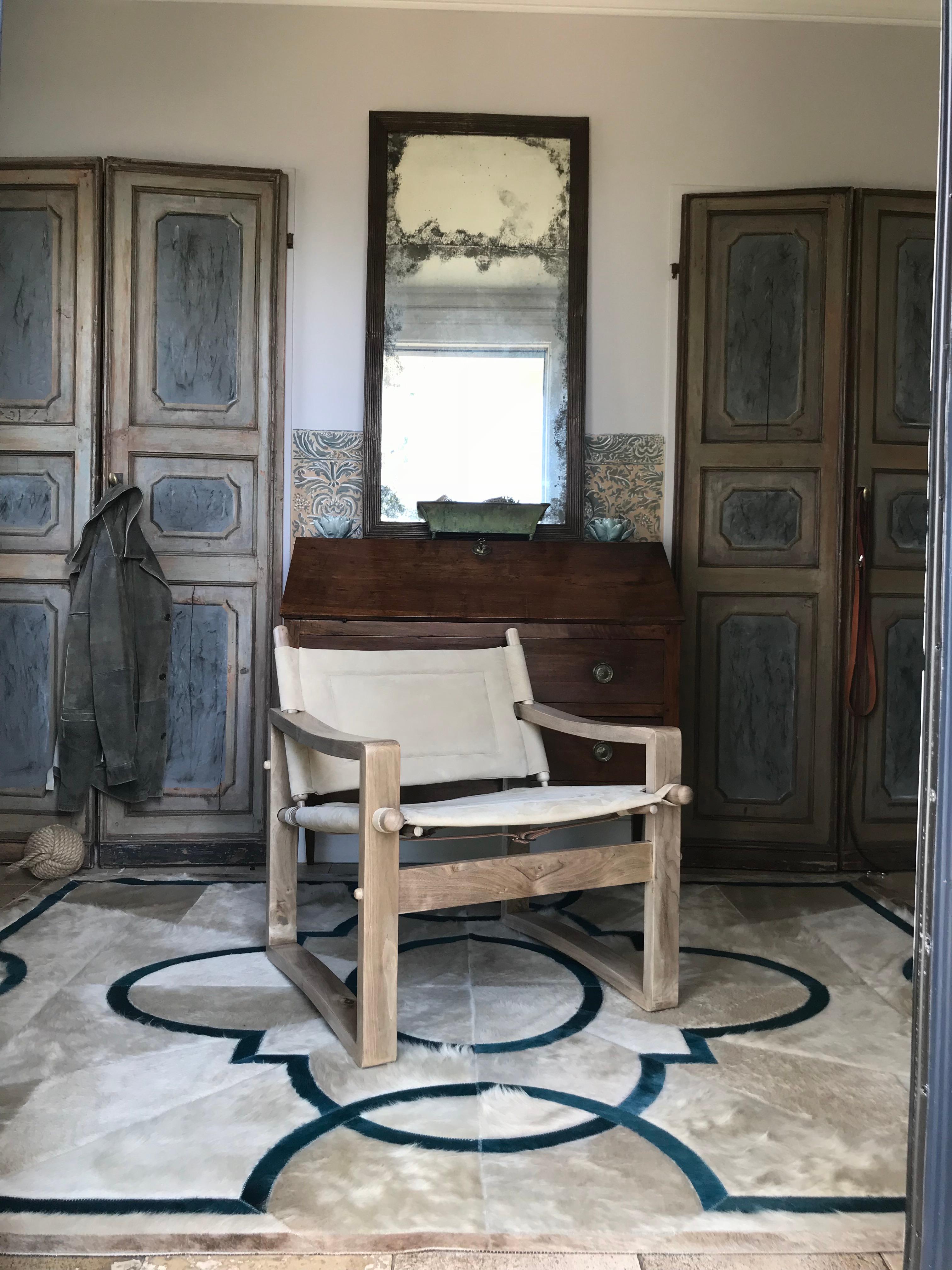 https://a.1stdibscdn.com/walnut-campaign-safari-chair-with-white-leather-upholstery-for-sale-picture-14/f_54442/f_483290921768431110364/IMG_9225_master.jpg