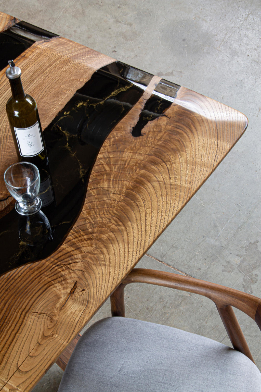 https://a.1stdibscdn.com/live-edge-table-epoxy-resin-dining-table-custom-epoxy-resin-walnut-table-for-sale-picture-9/f_91932/f_421753221730806689433/IMG_9543_copy_master.jpg