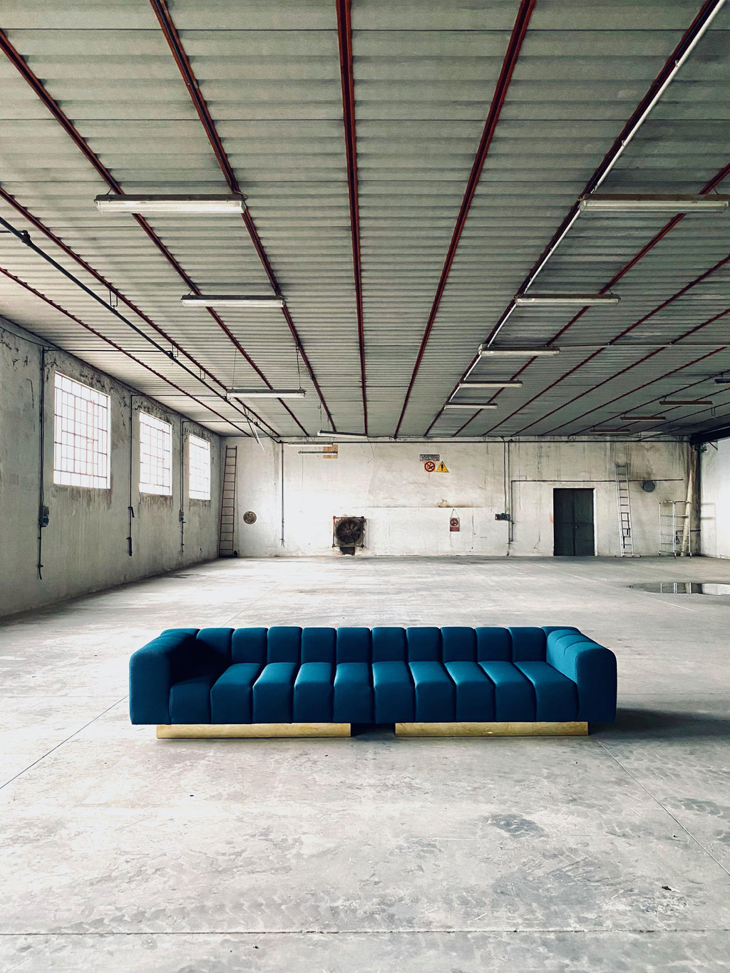 https://a.1stdibscdn.com/large-contemporary-sofa-made-in-italy-for-sale-picture-5/f_47872/f_267561821641227510333/IMG_9649_master.jpeg