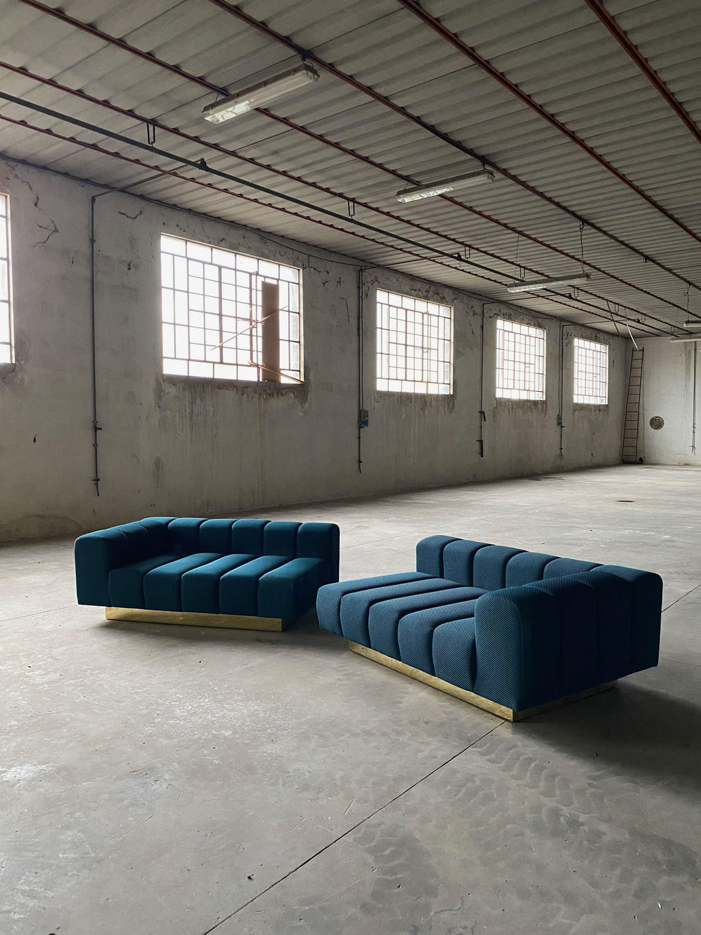 https://a.1stdibscdn.com/large-contemporary-sofa-made-in-italy-for-sale-picture-7/f_47872/f_267561821641227513690/IMG_9656_master.jpeg