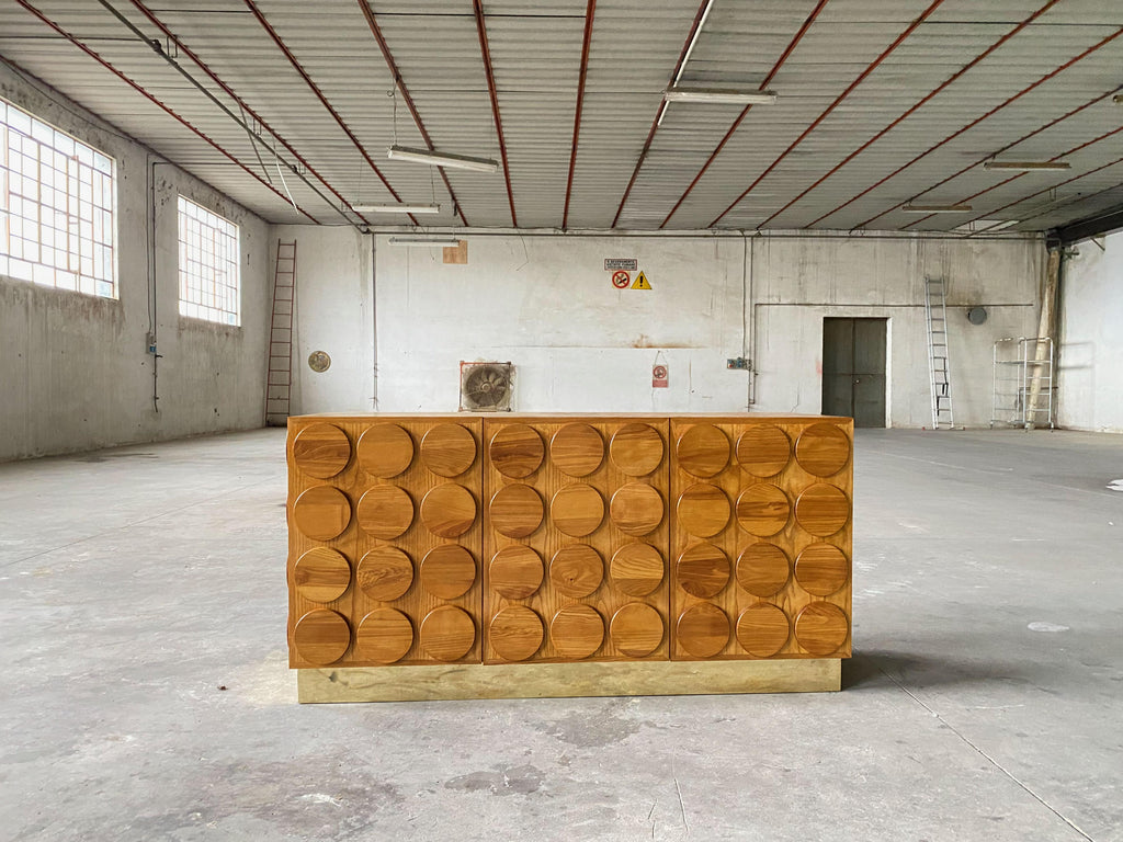 https://a.1stdibscdn.com/contemporary-italian-sideboard-with-brass-base-for-sale-picture-5/f_47872/f_296216421658132308989/IMG_9664_master.jpeg