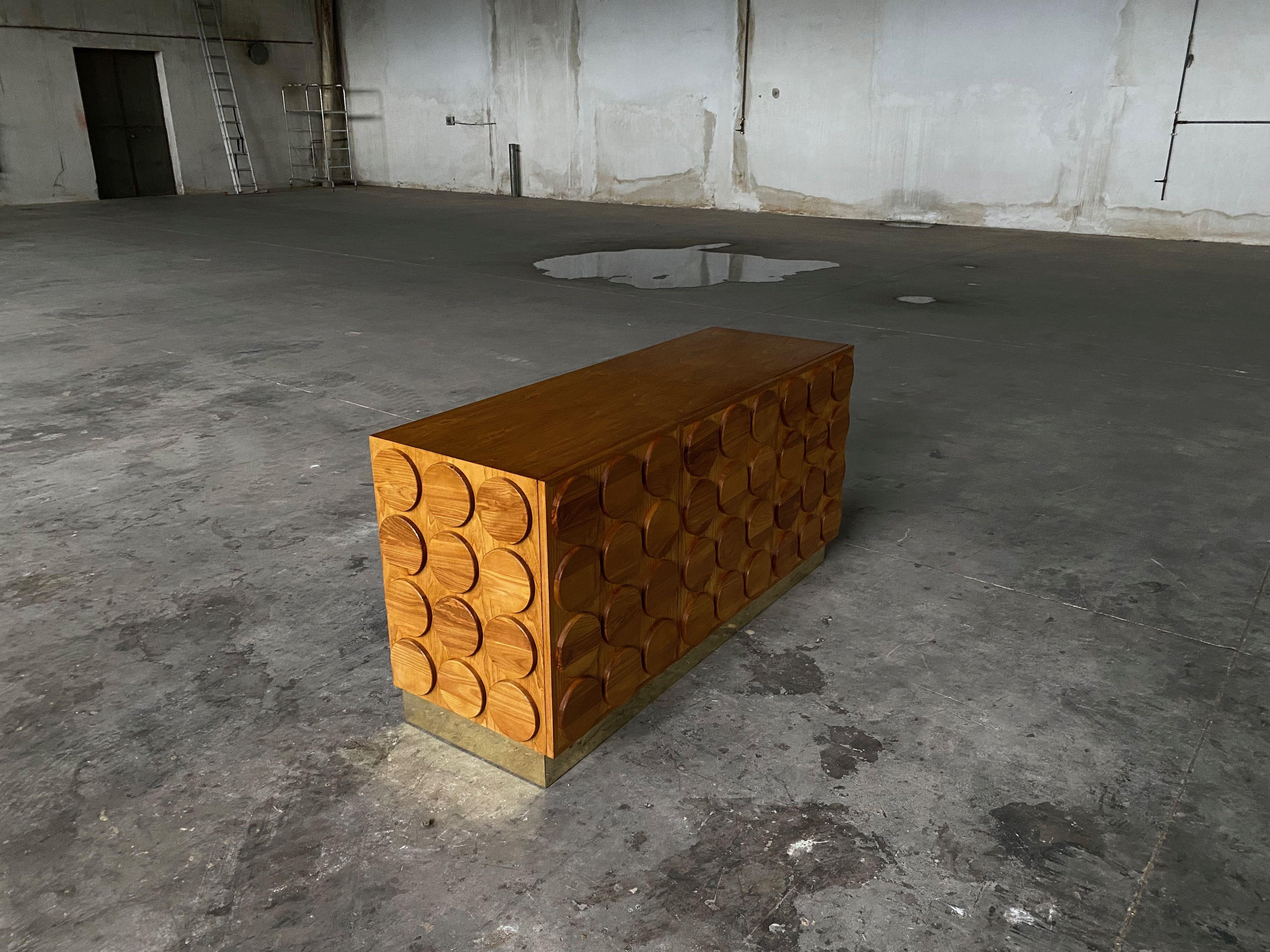 https://a.1stdibscdn.com/contemporary-italian-sideboard-with-brass-base-for-sale-picture-6/f_47872/f_296216421658132309643/IMG_9665_master.jpeg