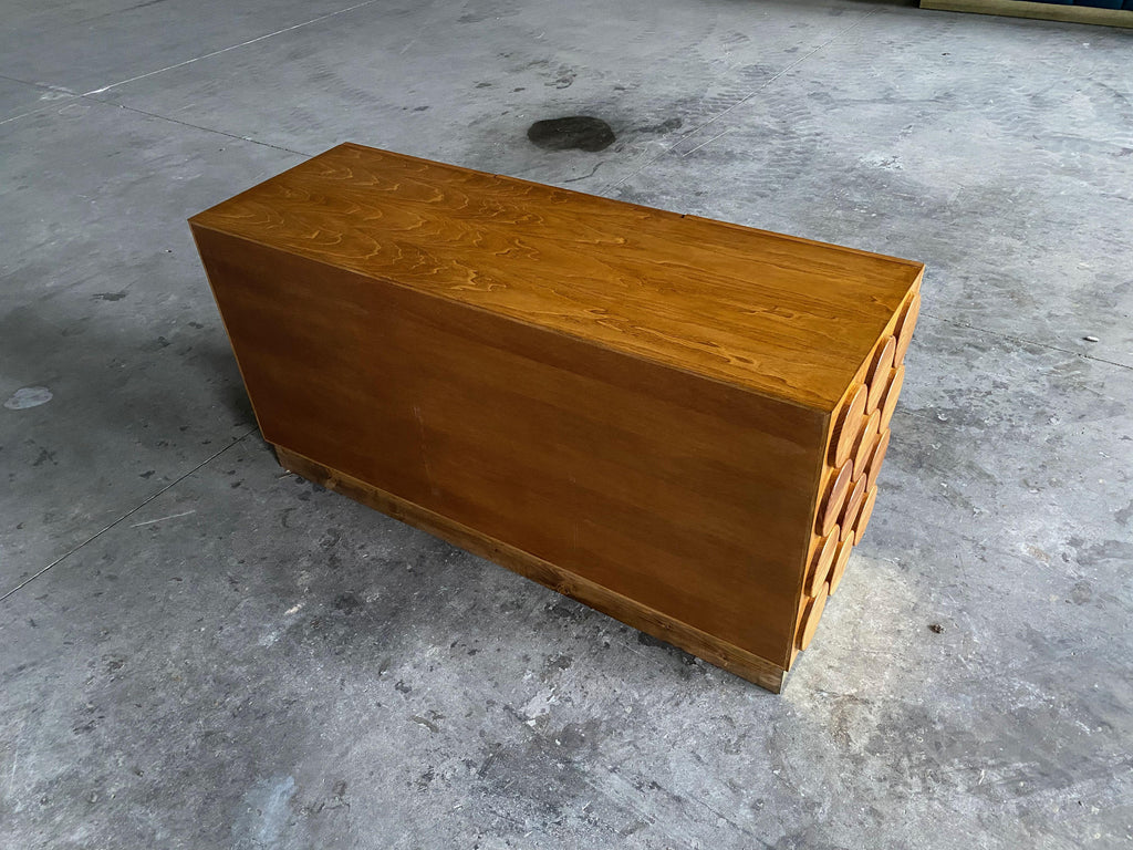 https://a.1stdibscdn.com/contemporary-italian-sideboard-with-brass-base-for-sale-picture-7/f_47872/f_296216421658132310228/IMG_9667_master.jpeg