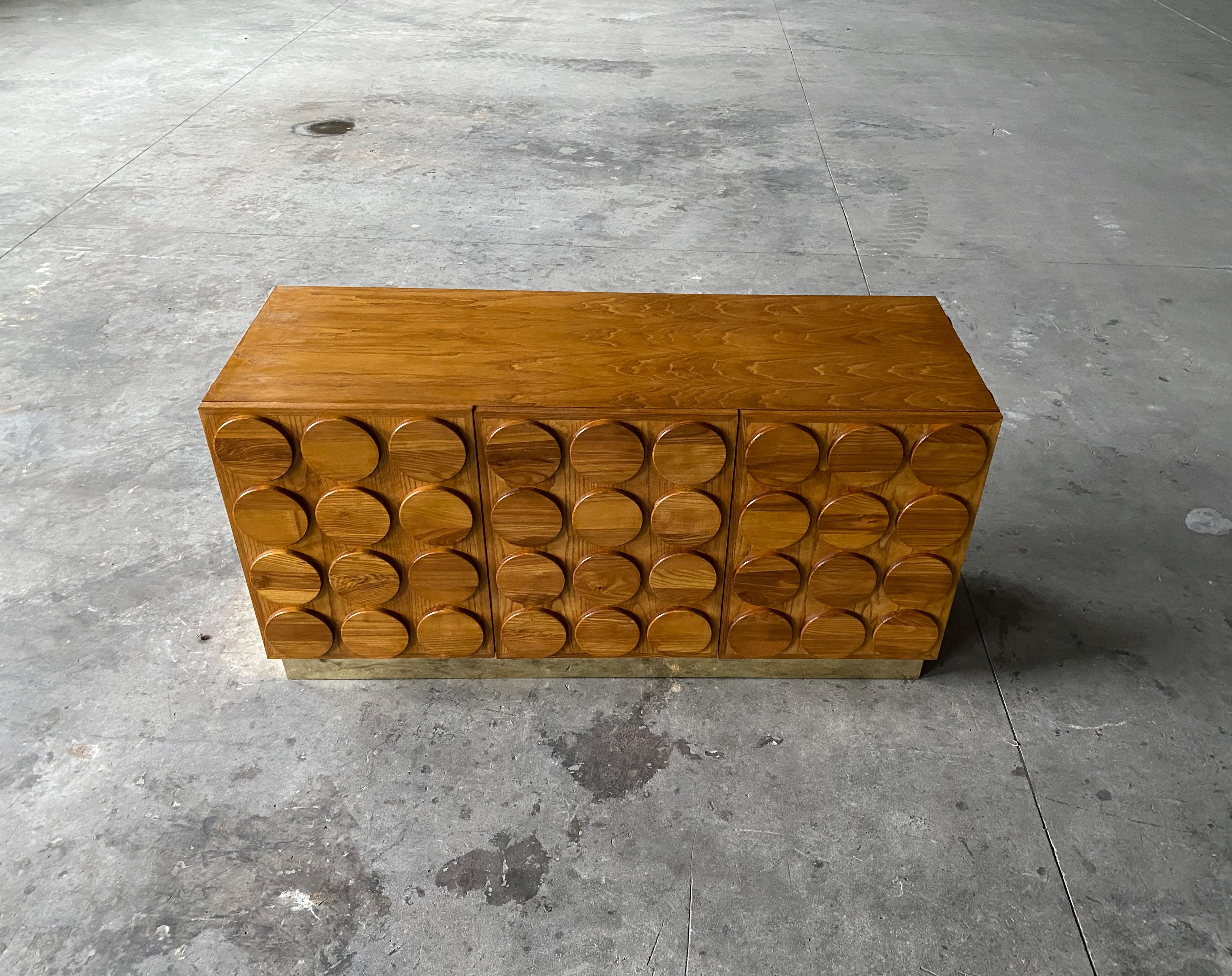 https://a.1stdibscdn.com/contemporary-italian-sideboard-with-brass-base-for-sale-picture-8/f_47872/f_296216421658132310778/IMG_9668_master.jpeg