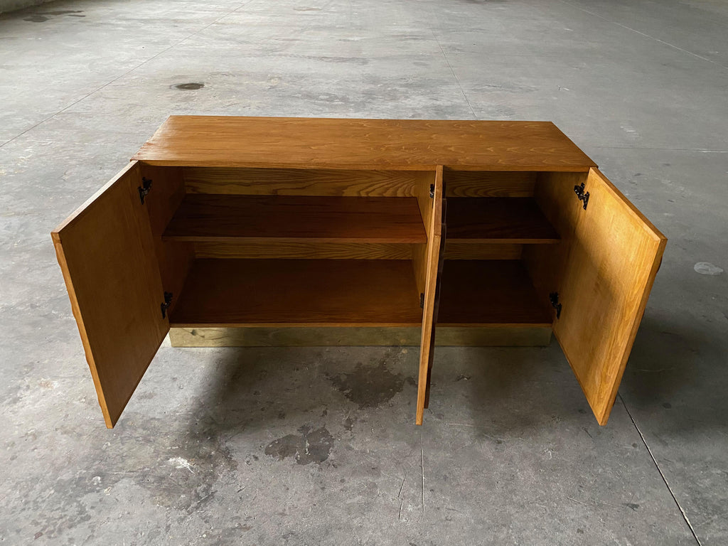 https://a.1stdibscdn.com/contemporary-italian-sideboard-with-brass-base-for-sale-picture-9/f_47872/f_296216421658132311344/IMG_9669_master.jpeg