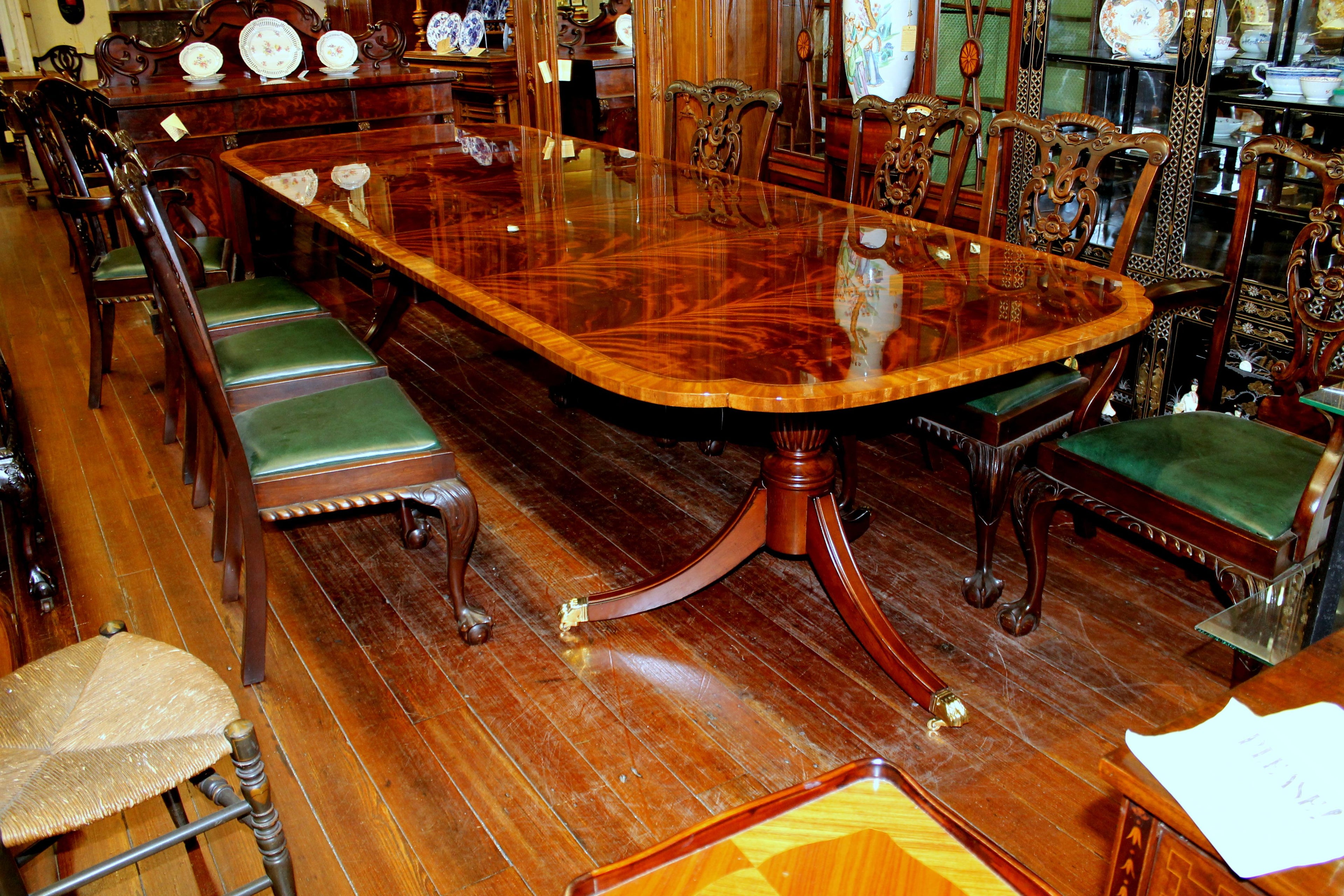 https://a.1stdibscdn.com/bench-made-reprod-inlaid-flame-mahogany-sheraton-style-three-leaf-dining-table-for-sale-picture-19/f_18913/f_251442021630533052817/IMG_9759_master.JPG