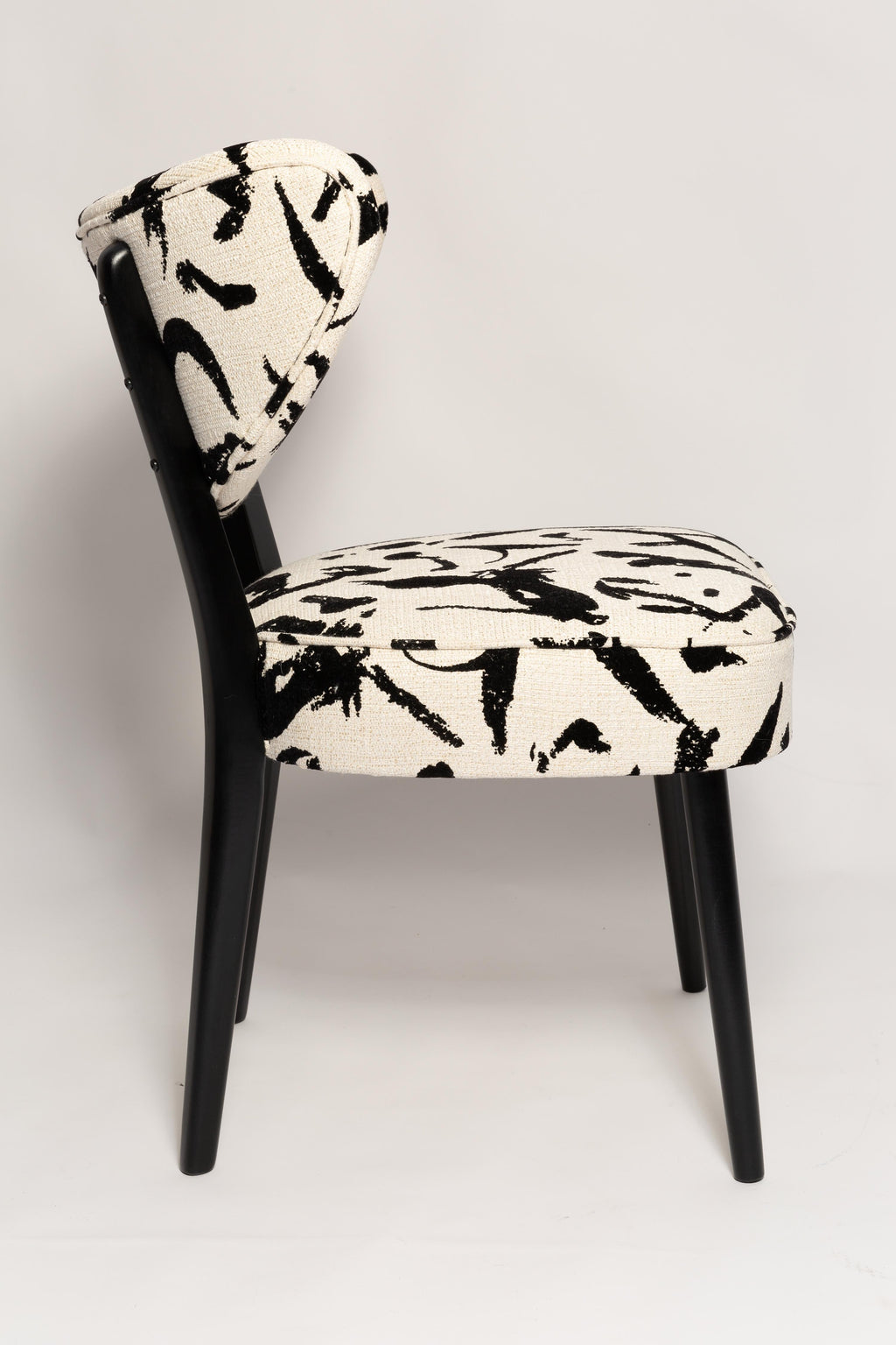 https://a.1stdibscdn.com/vintola-dining-chair-cream-and-black-ichi-go-ichi-e-by-dedar-europe-poland-for-sale-picture-4/f_34023/f_447515821745572699266/IQ3A0120_master.jpg