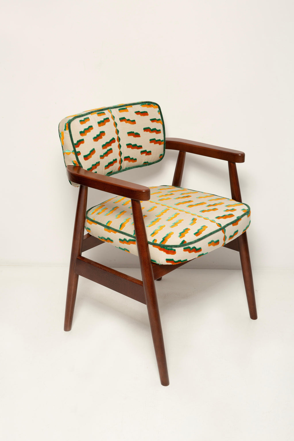 https://a.1stdibscdn.com/eight-vintola-studio-classic-dining-chairs-tiger-beat-jacquard-dedar-europe-for-sale-picture-2/f_34023/f_457939021752057688429/IQ3A0888_kopia_master.jpg