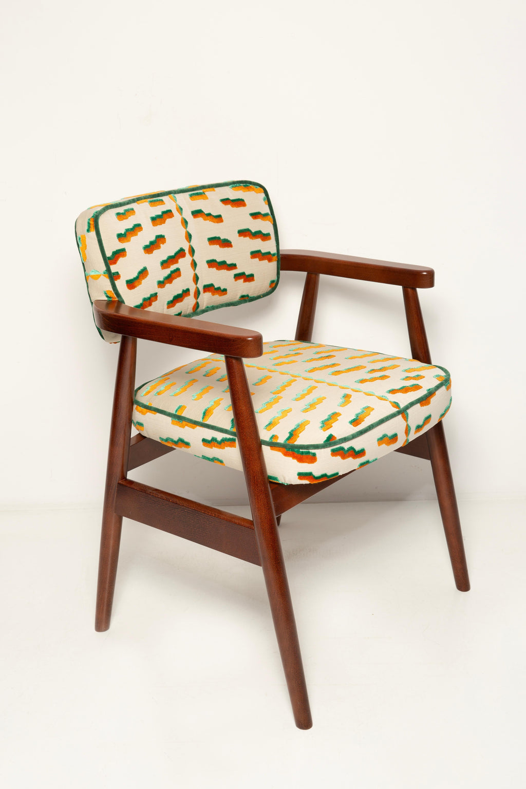 https://a.1stdibscdn.com/vintola-studio-classic-dining-chair-tiger-beat-jacquard-velvet-dedar-europe-for-sale-picture-2/f_34023/f_457932521752055952824/IQ3A0889_kopia_master.jpg