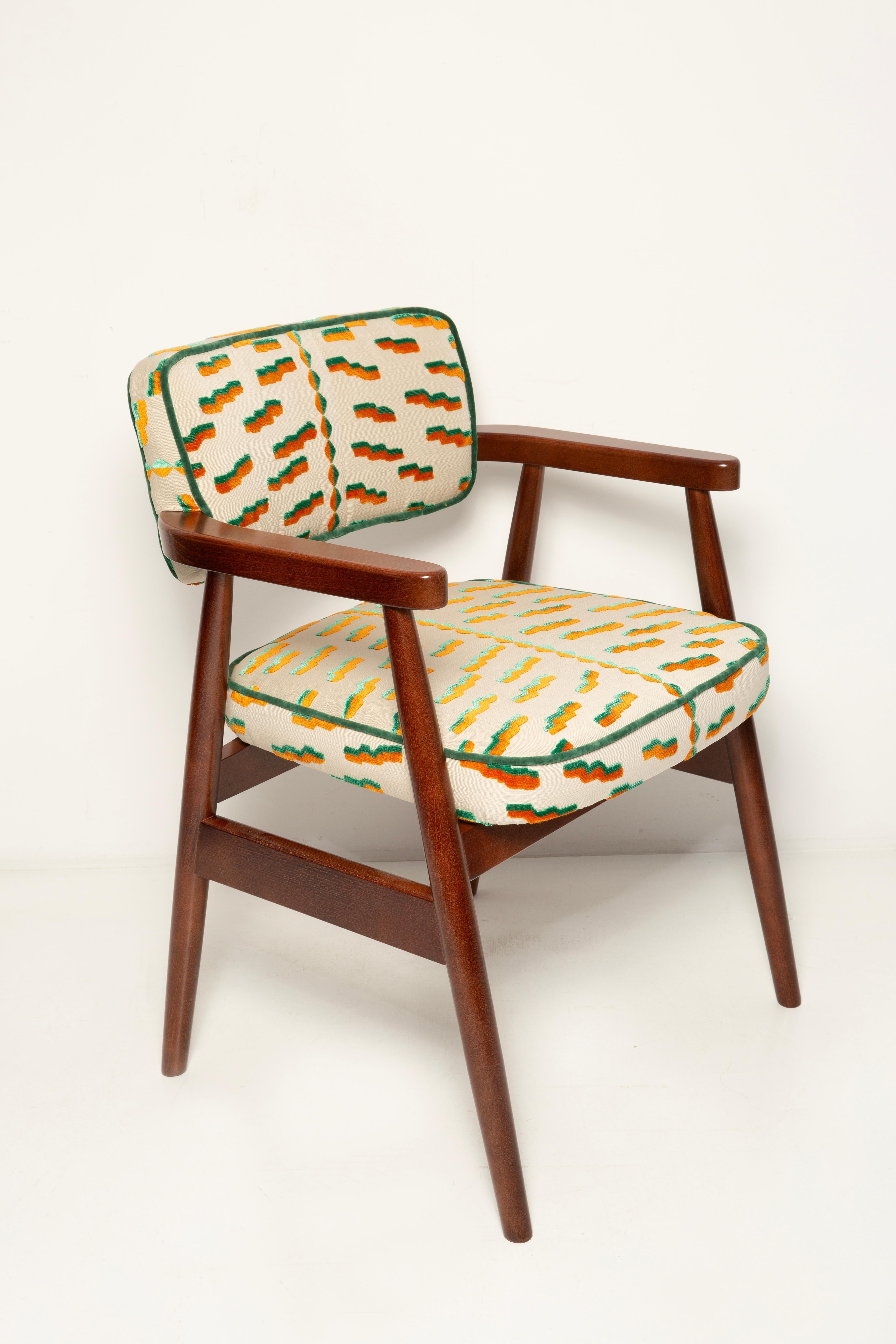 https://a.1stdibscdn.com/vintola-studio-classic-dining-chair-tiger-beat-jacquard-velvet-dedar-europe-for-sale-picture-2/f_34023/f_457932521752055952824/IQ3A0889_kopia_master.jpg