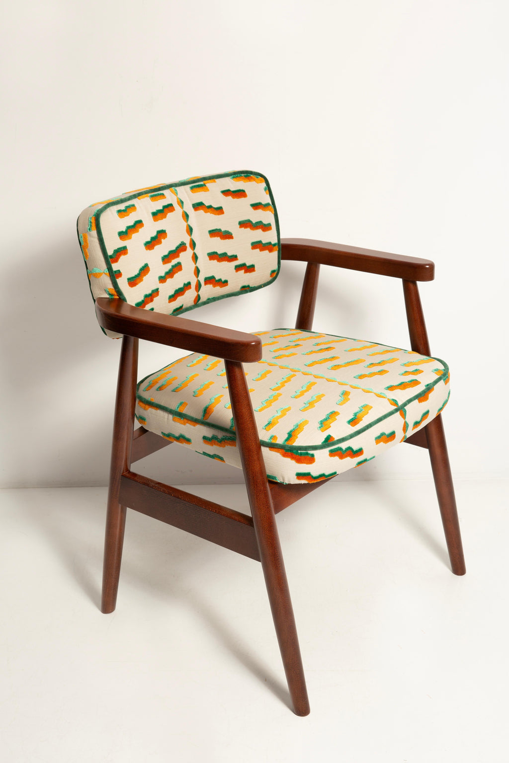https://a.1stdibscdn.com/vintola-studio-classic-dining-chair-tiger-beat-jacquard-velvet-dedar-europe-for-sale-picture-3/f_34023/f_457932521752055962377/IQ3A0890_kopia_master.jpg