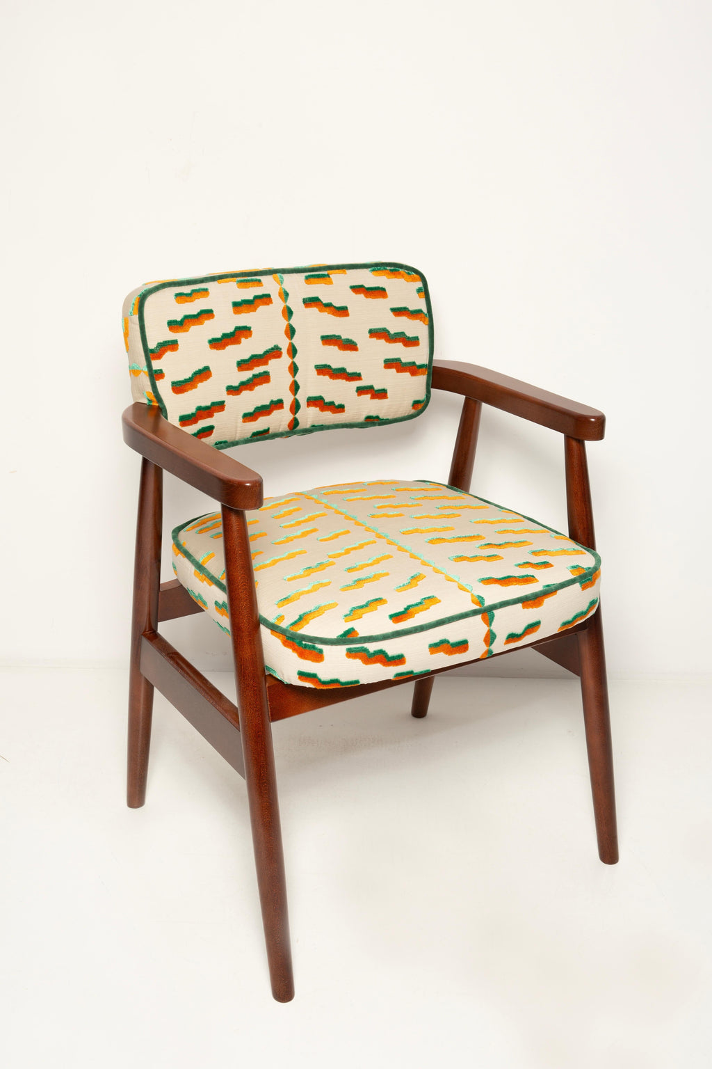https://a.1stdibscdn.com/vintola-studio-classic-dining-chair-tiger-beat-jacquard-velvet-dedar-europe-for-sale-picture-4/f_34023/f_457932521752055954679/IQ3A0891_kopia_master.jpg