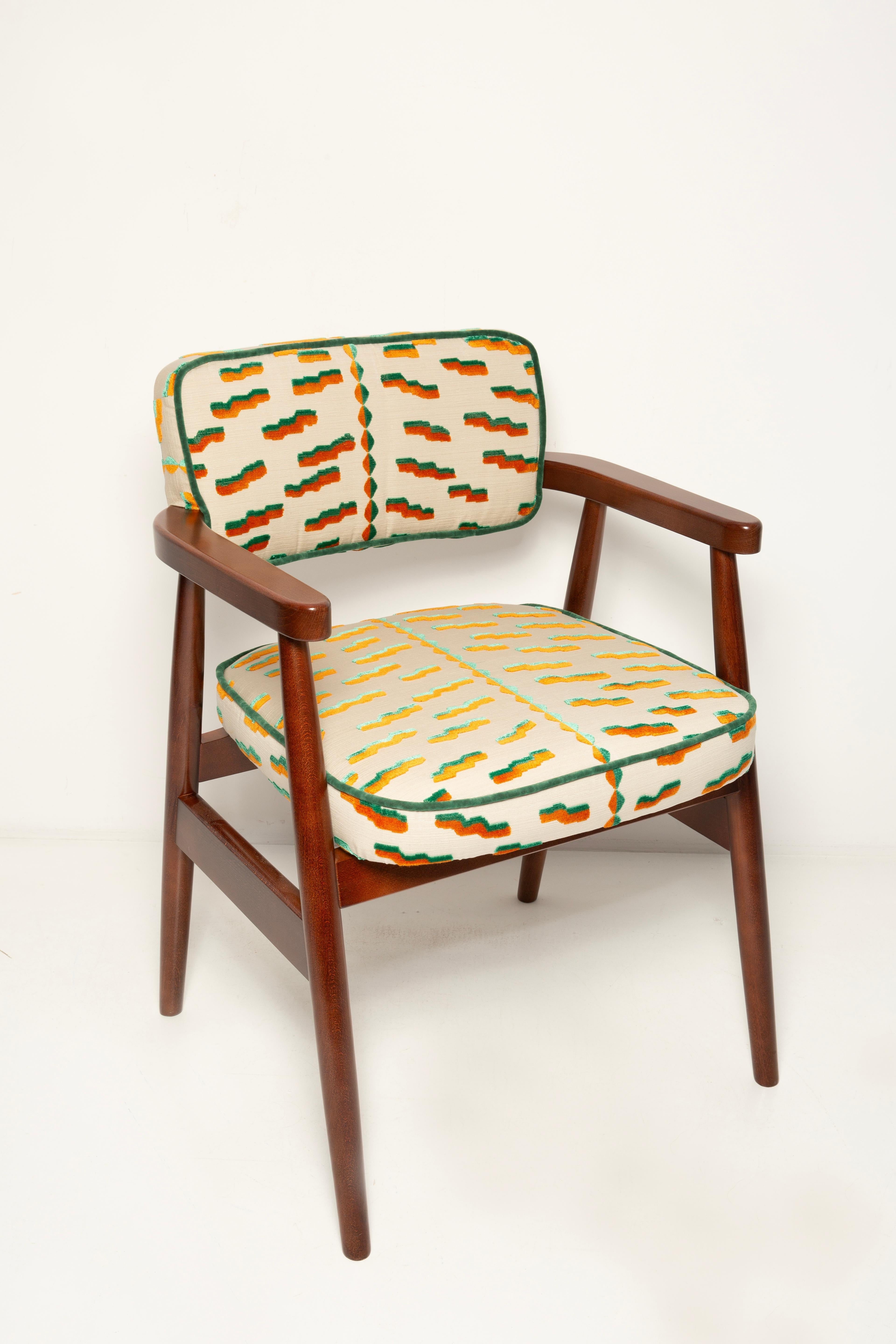 https://a.1stdibscdn.com/vintola-studio-classic-dining-chair-tiger-beat-jacquard-velvet-dedar-europe-for-sale-picture-4/f_34023/f_457932521752055954679/IQ3A0891_kopia_master.jpg