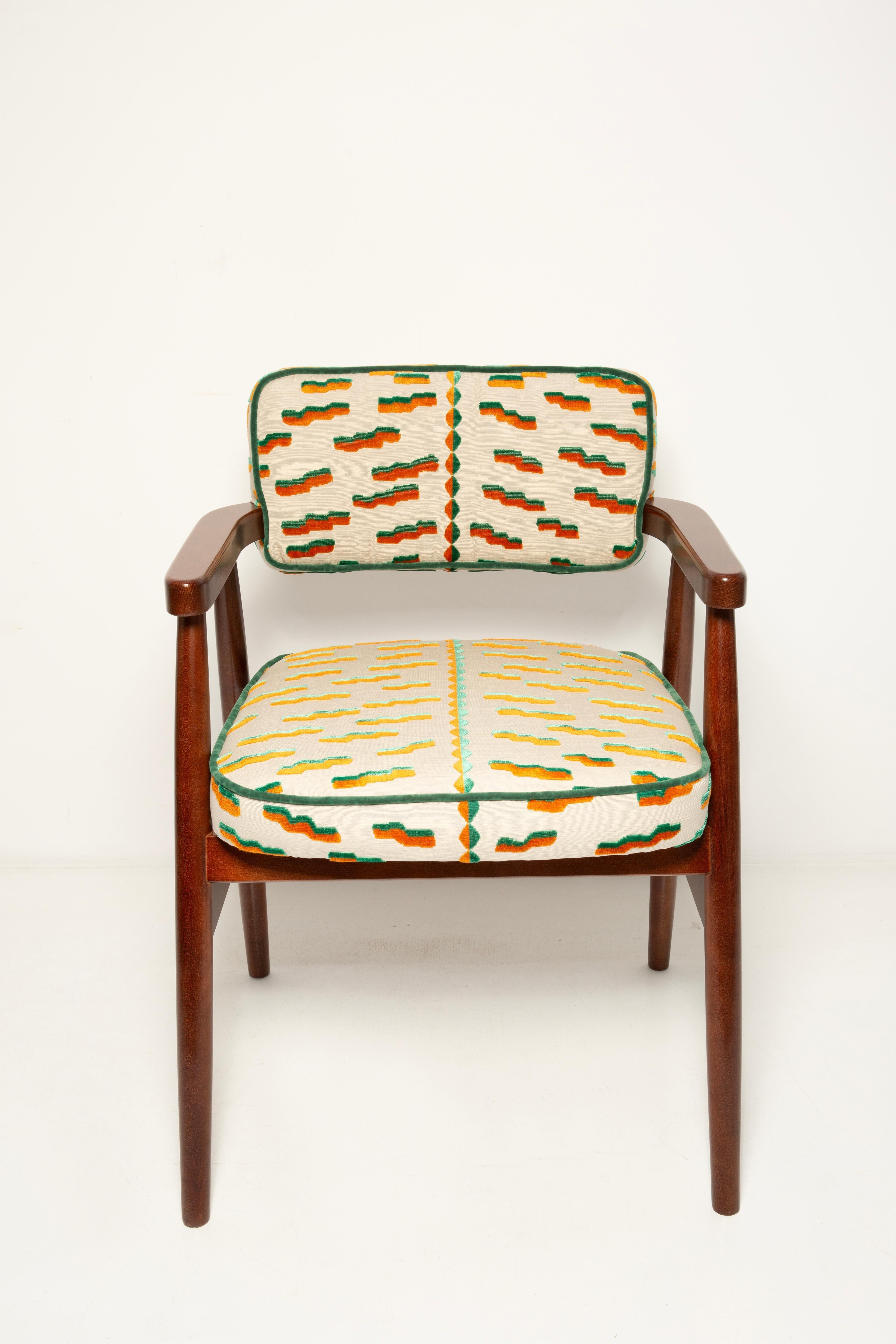https://a.1stdibscdn.com/vintola-studio-classic-dining-chair-tiger-beat-jacquard-velvet-dedar-europe-for-sale-picture-5/f_34023/f_457932521752055961085/IQ3A0892_kopia_master.jpg