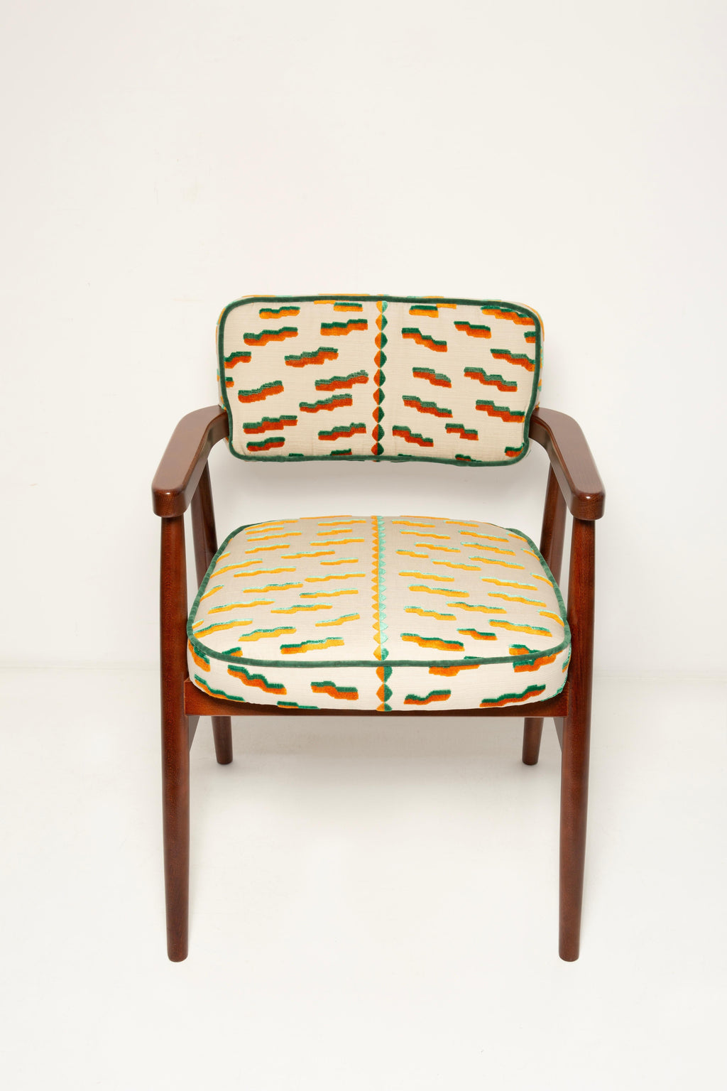 https://a.1stdibscdn.com/eight-vintola-studio-classic-dining-chairs-tiger-beat-jacquard-dedar-europe-for-sale-picture-4/f_34023/f_457939021752057678144/IQ3A0894_kopia_master.jpg