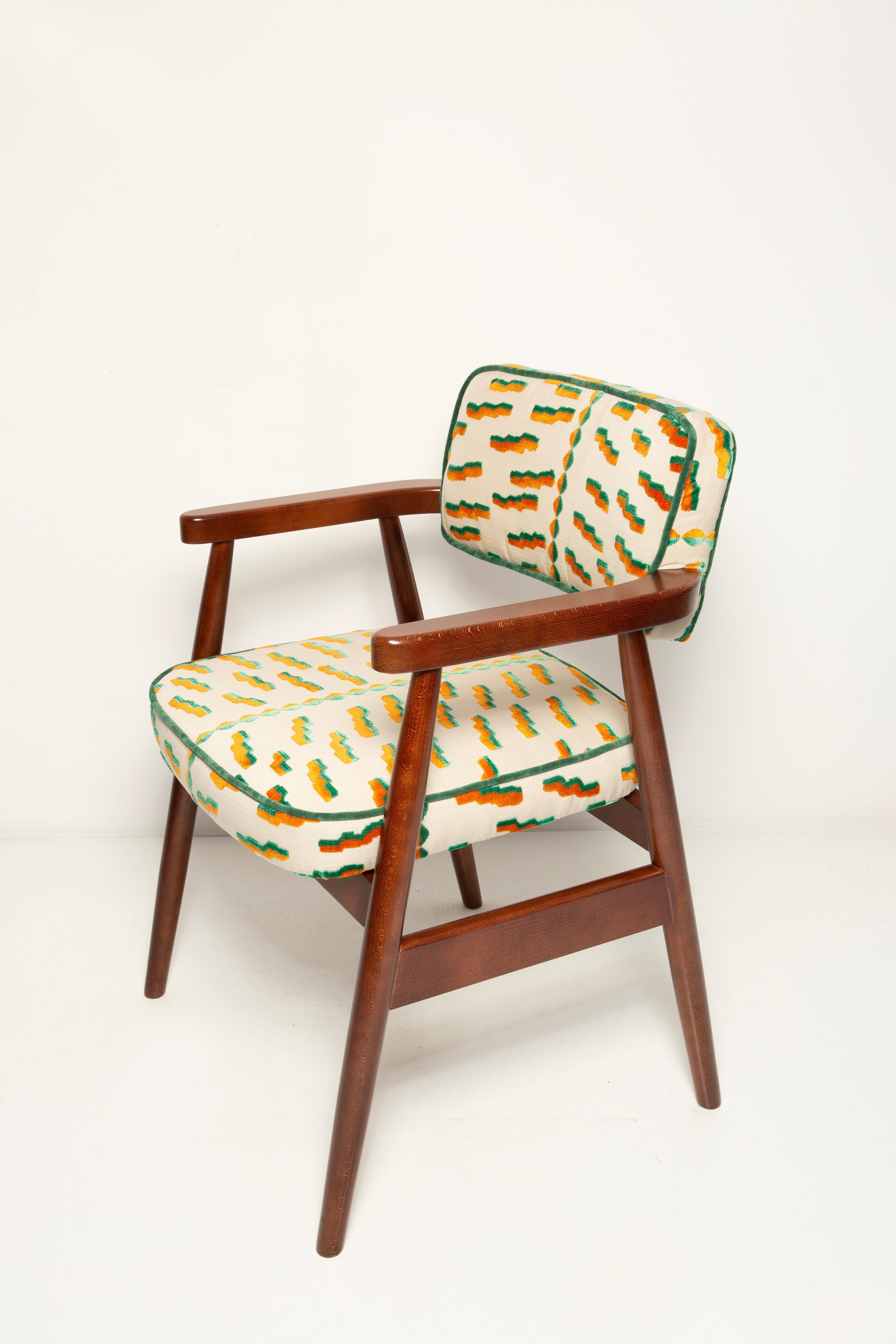 https://a.1stdibscdn.com/vintola-studio-classic-dining-chair-tiger-beat-jacquard-velvet-dedar-europe-for-sale-picture-6/f_34023/f_457932521752055947154/IQ3A0895_kopia_master.jpg