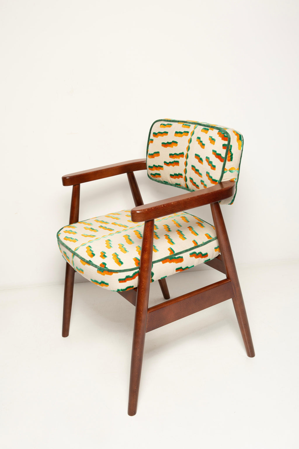 https://a.1stdibscdn.com/eight-vintola-studio-classic-dining-chairs-tiger-beat-jacquard-dedar-europe-for-sale-picture-5/f_34023/f_457939021752057677521/IQ3A0896_kopia_master.jpg