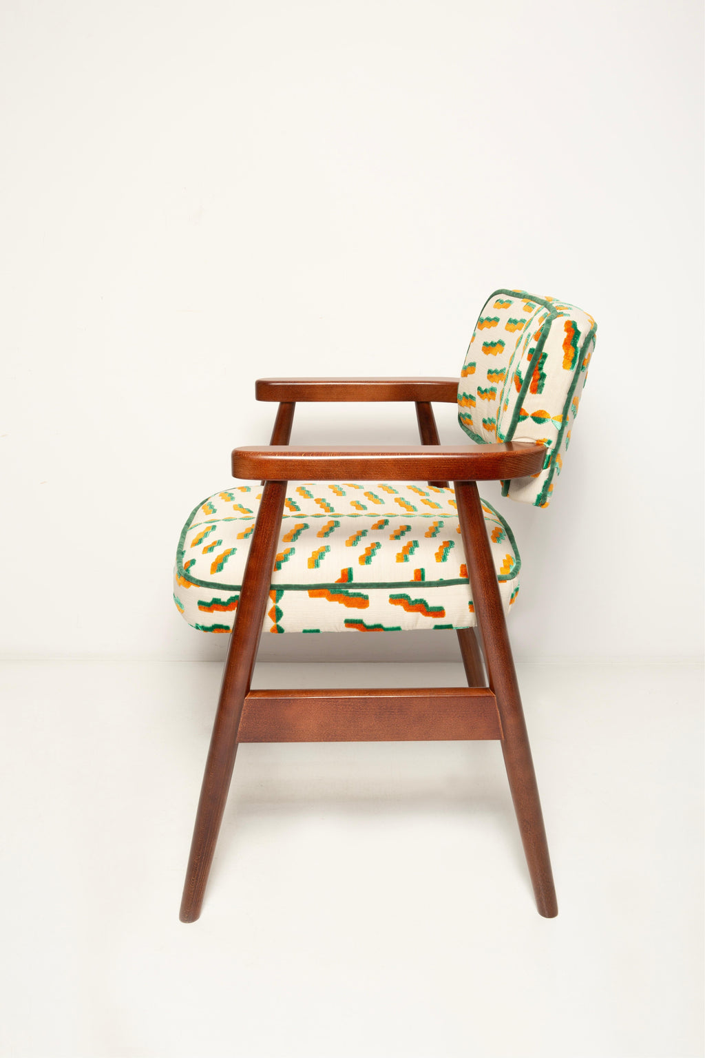 https://a.1stdibscdn.com/vintola-studio-classic-dining-chair-tiger-beat-jacquard-velvet-dedar-europe-for-sale-picture-7/f_34023/f_457932521752055989821/IQ3A0897_kopia_master.jpg
