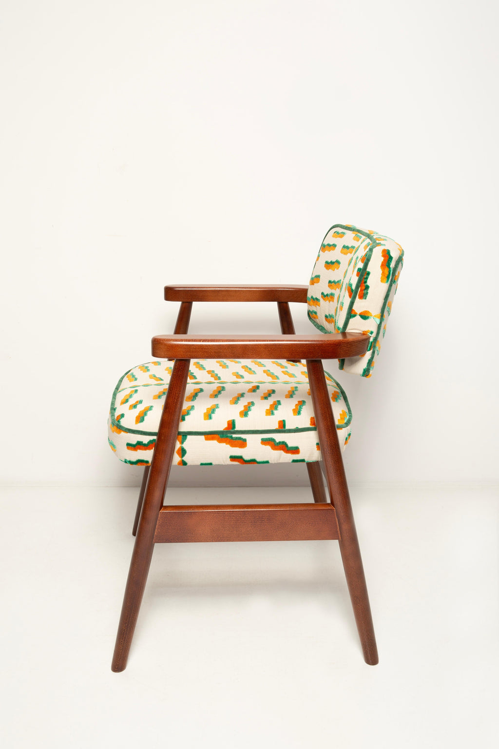 https://a.1stdibscdn.com/eight-vintola-studio-classic-dining-chairs-tiger-beat-jacquard-dedar-europe-for-sale-picture-6/f_34023/f_457939021752057668187/IQ3A0898_kopia_master.jpg