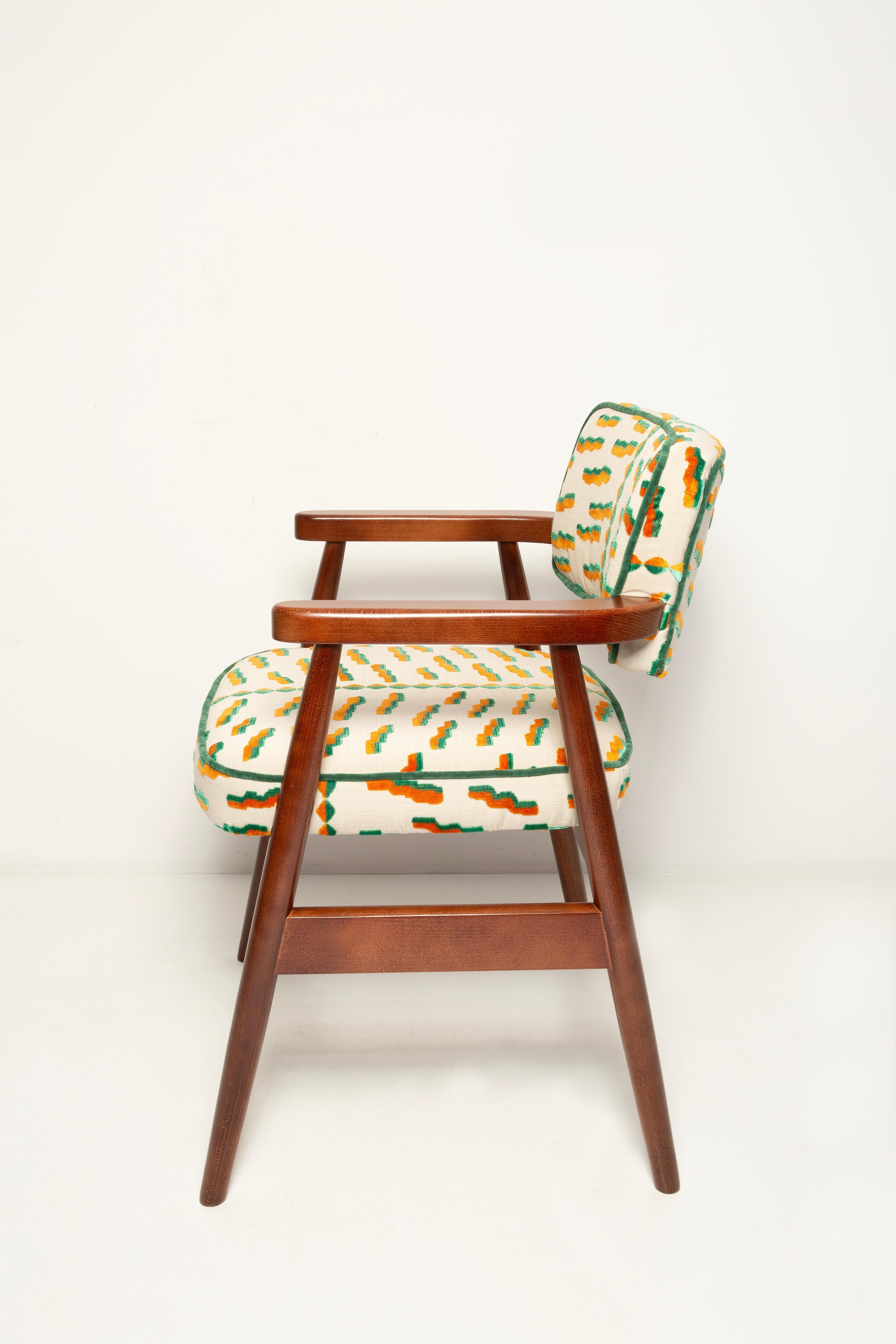 https://a.1stdibscdn.com/eight-vintola-studio-classic-dining-chairs-tiger-beat-jacquard-dedar-europe-for-sale-picture-6/f_34023/f_457939021752057668187/IQ3A0898_kopia_master.jpg