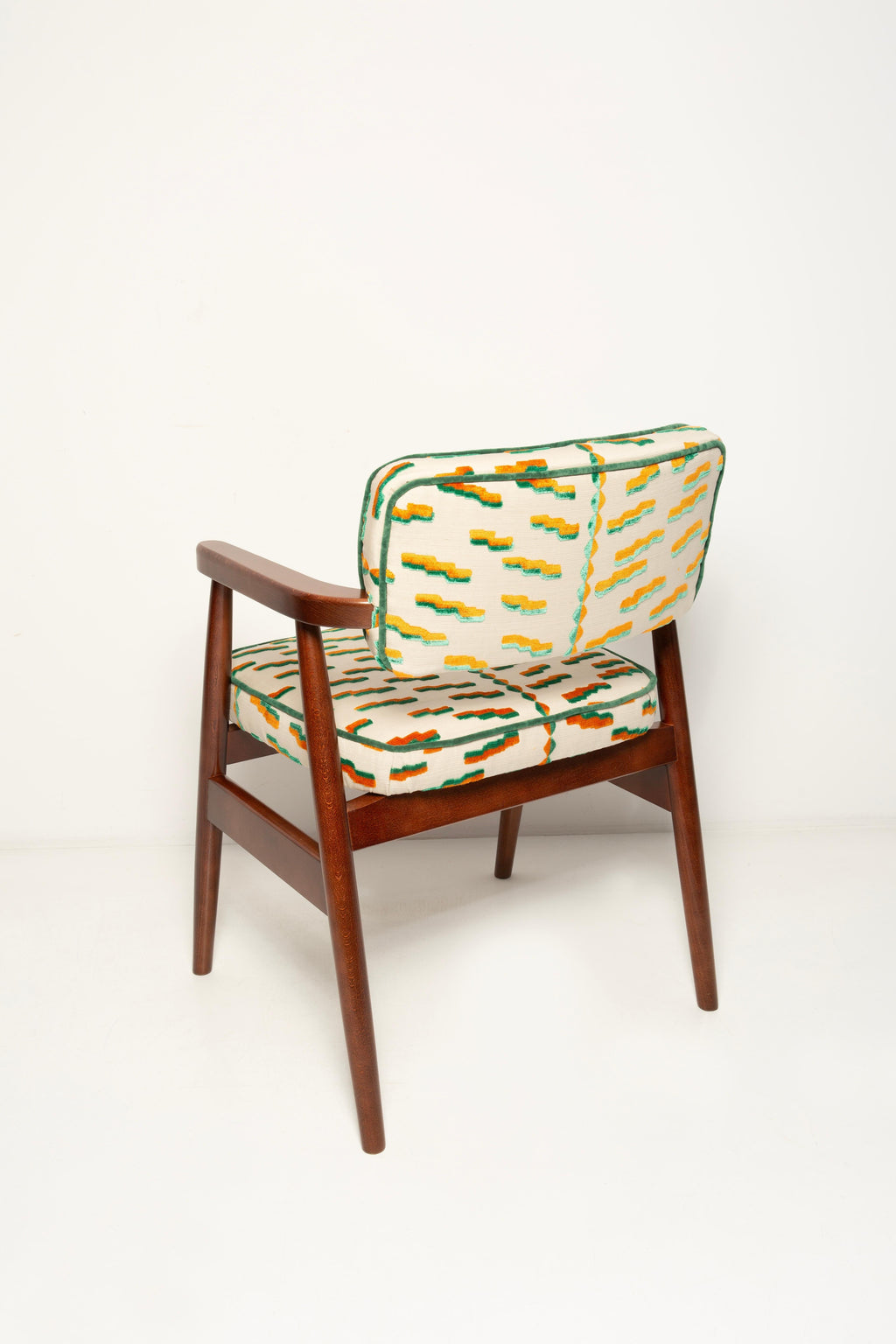 https://a.1stdibscdn.com/vintola-studio-classic-dining-chair-tiger-beat-jacquard-velvet-dedar-europe-for-sale-picture-8/f_34023/f_457932521752055938033/IQ3A0899_kopia_master.jpg