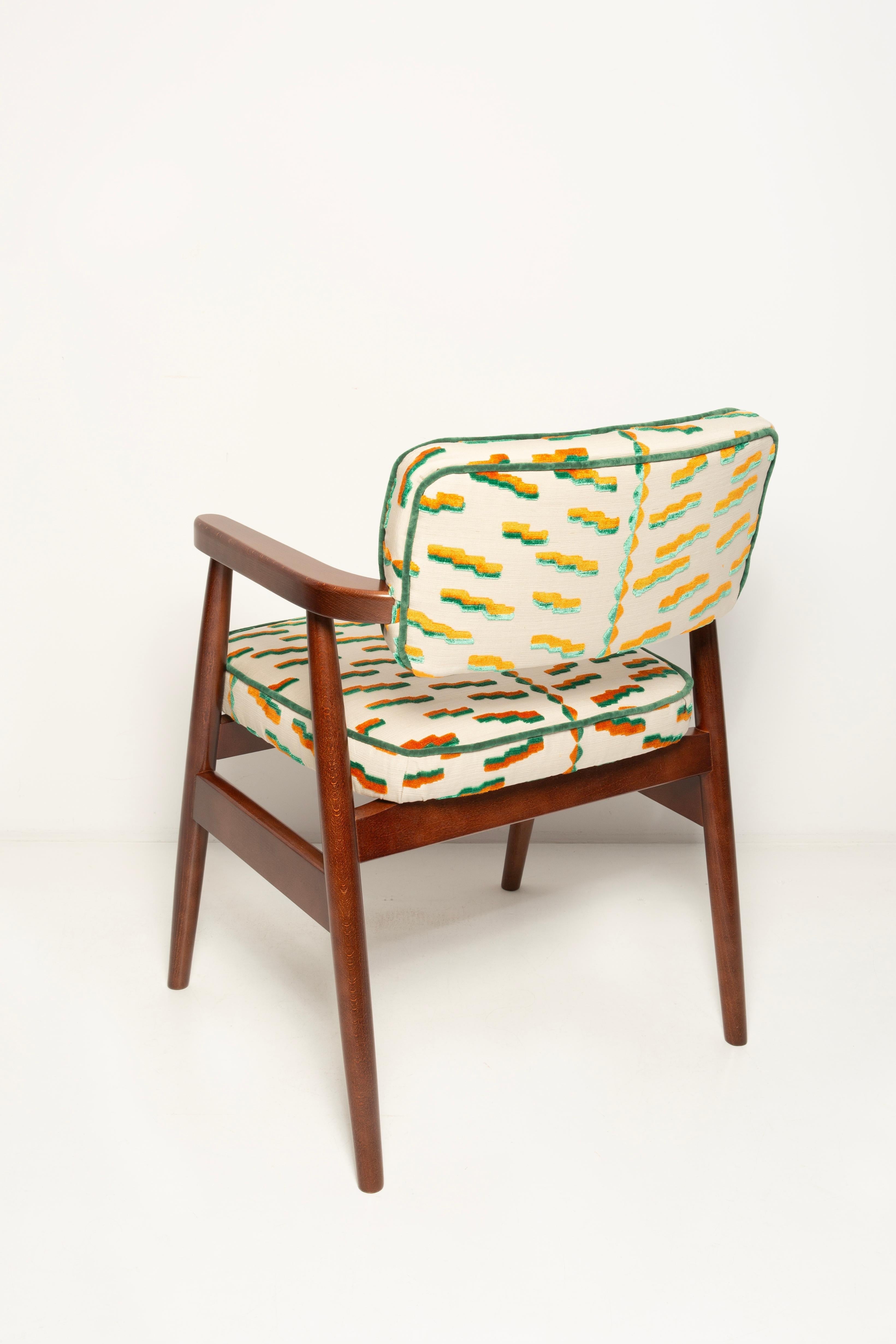 https://a.1stdibscdn.com/eight-vintola-studio-classic-dining-chairs-tiger-beat-jacquard-dedar-europe-for-sale-picture-7/f_34023/f_457939021752057705999/IQ3A0900_kopia_master.jpg