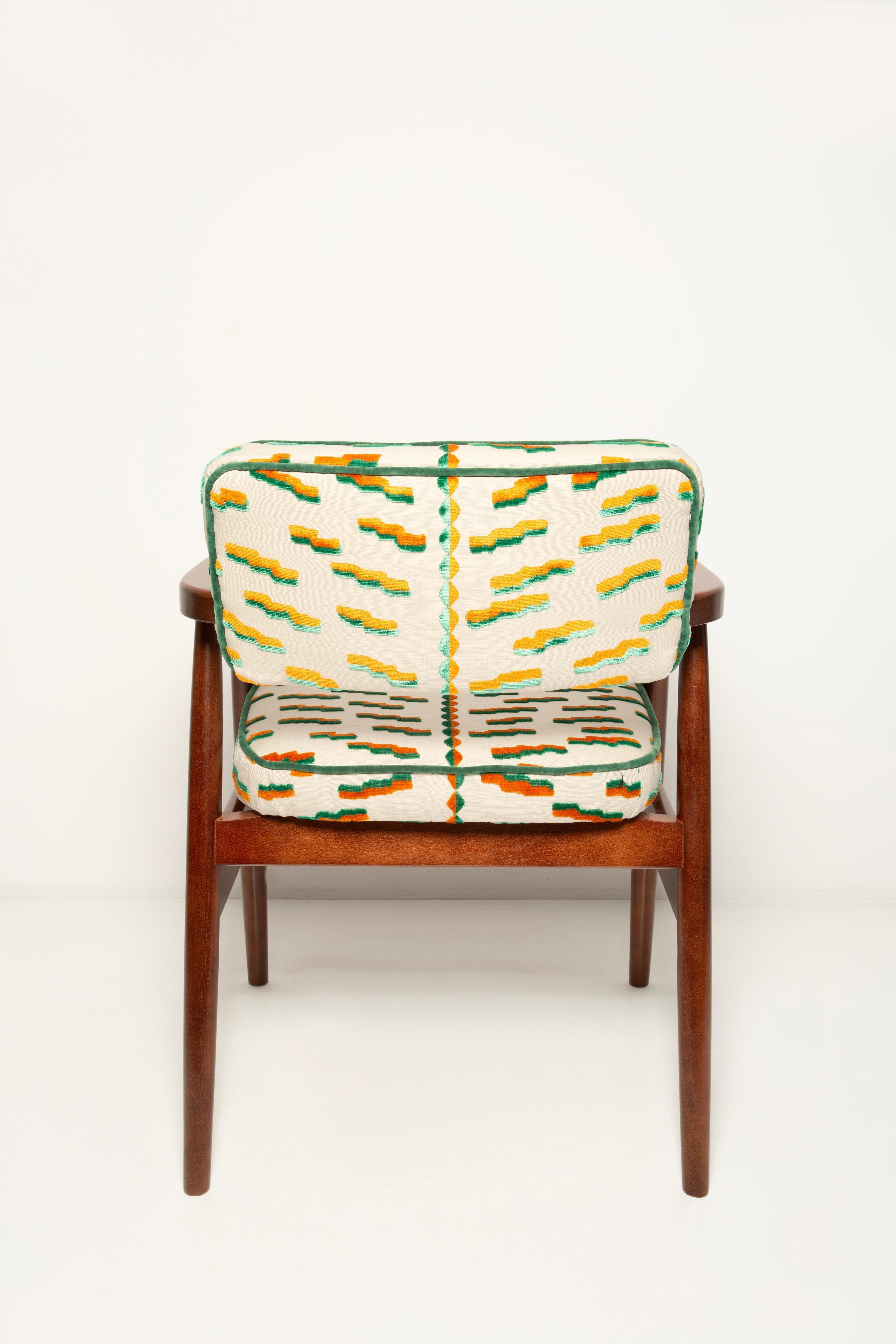 https://a.1stdibscdn.com/vintola-studio-classic-dining-chair-tiger-beat-jacquard-velvet-dedar-europe-for-sale-picture-9/f_34023/f_457932521752055990691/IQ3A0901_kopia_master.jpg