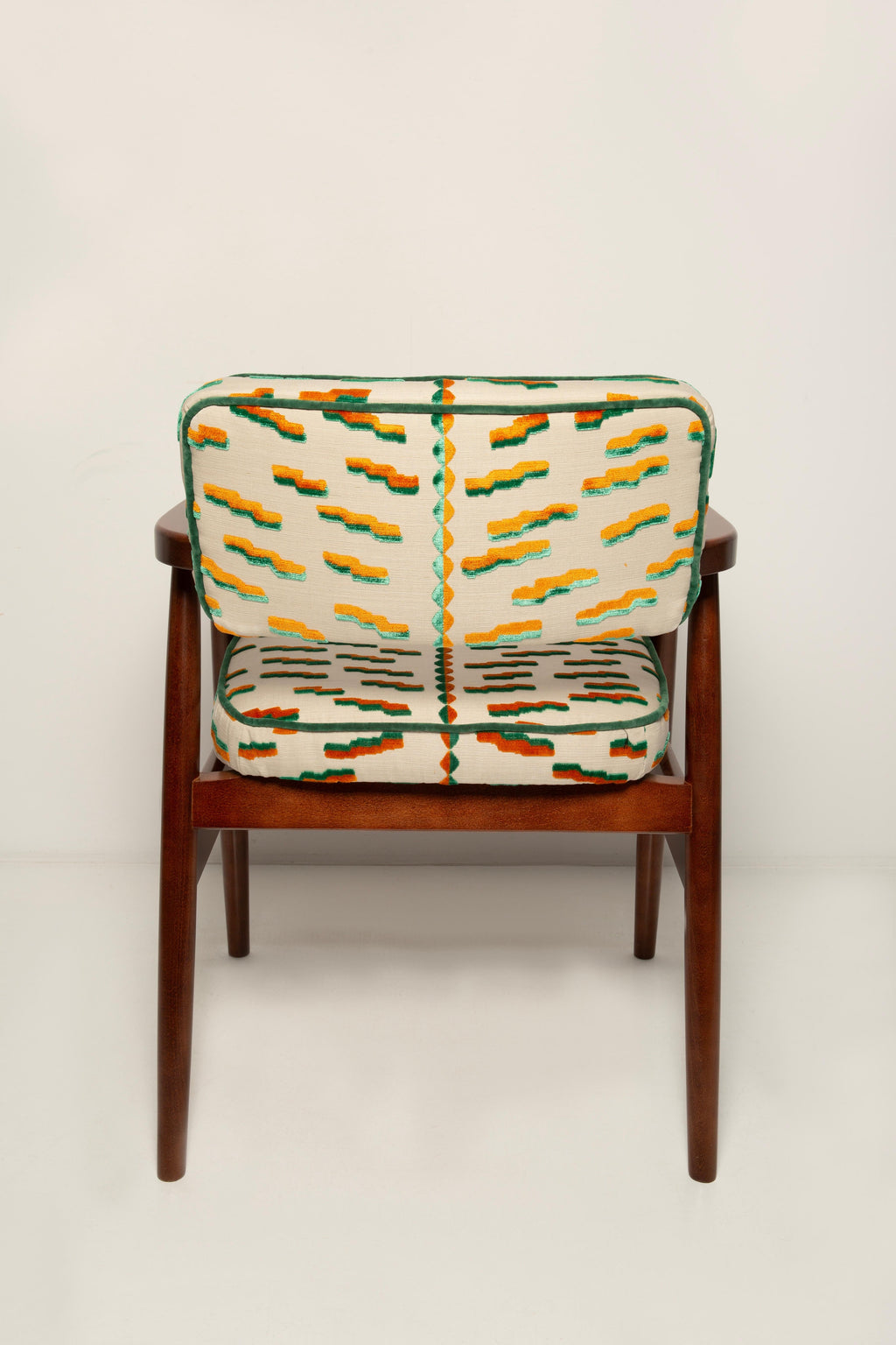 https://a.1stdibscdn.com/eight-vintola-studio-classic-dining-chairs-tiger-beat-jacquard-dedar-europe-for-sale-picture-8/f_34023/f_457939021752057718236/IQ3A0902_kopia_master.jpg