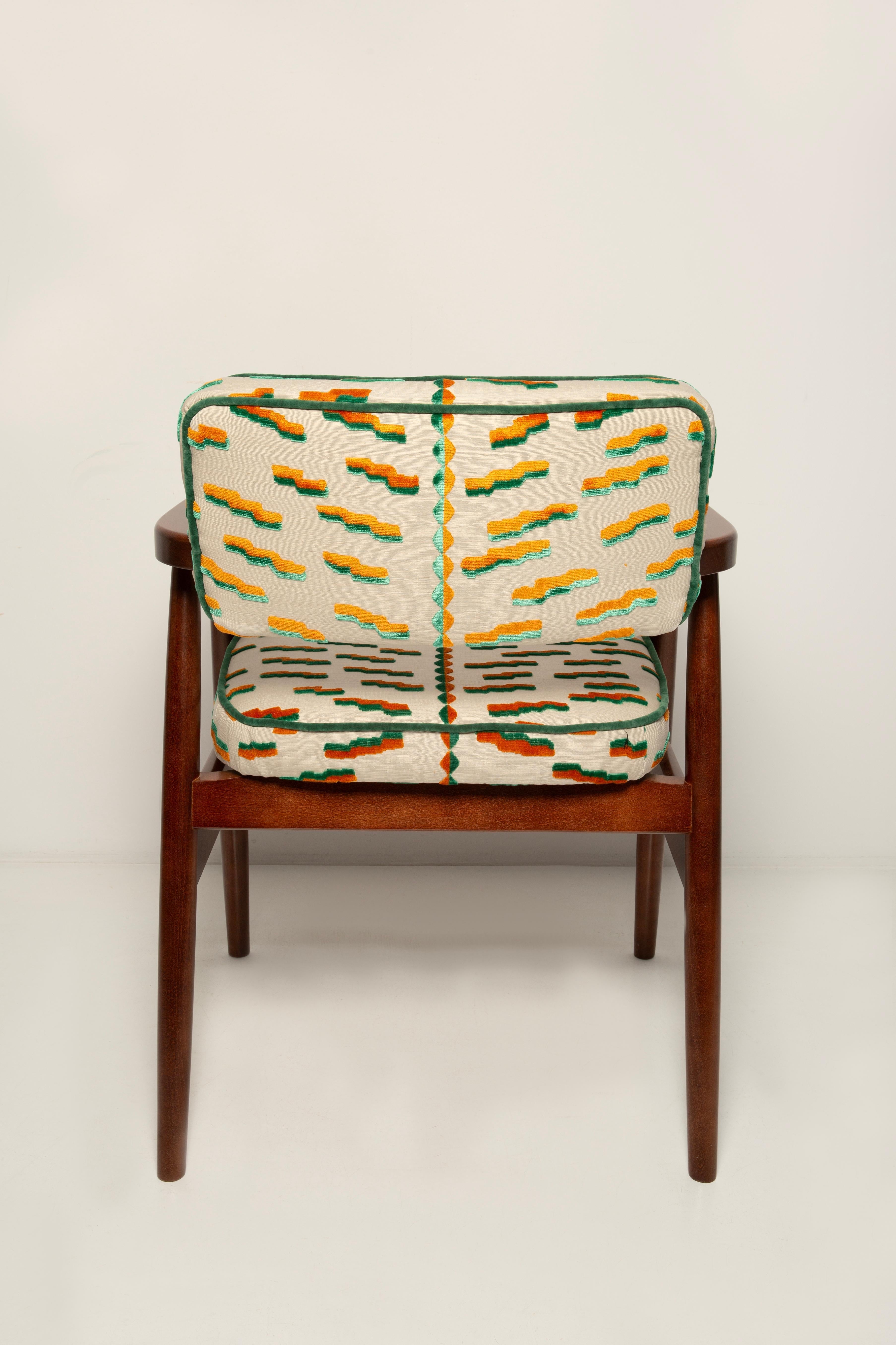 https://a.1stdibscdn.com/eight-vintola-studio-classic-dining-chairs-tiger-beat-jacquard-dedar-europe-for-sale-picture-8/f_34023/f_457939021752057718236/IQ3A0902_kopia_master.jpg