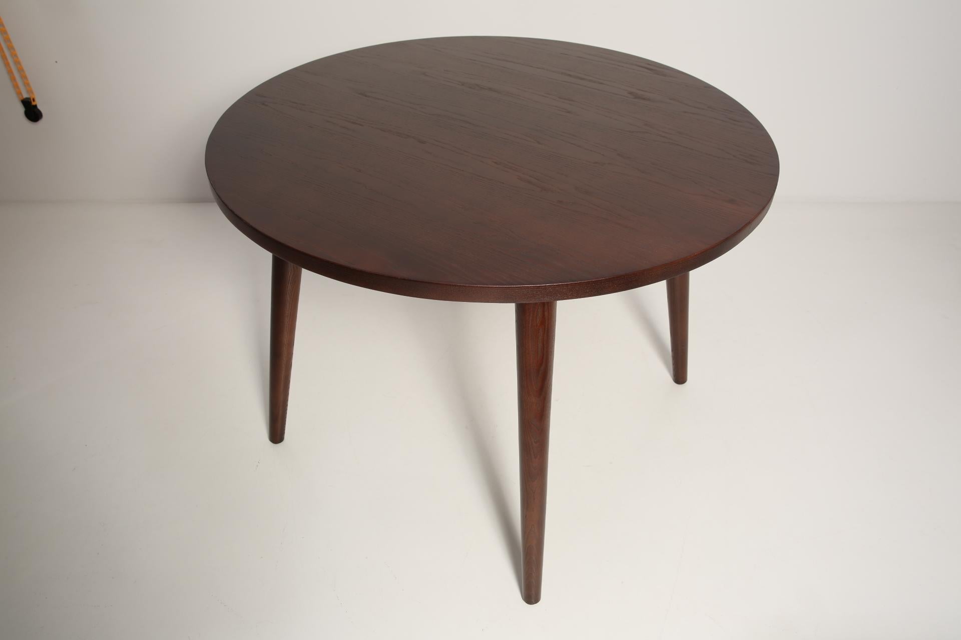 https://a.1stdibscdn.com/vintola-studio-dining-table-walnut-wood-europe-for-sale-picture-7/f_34023/f_361719621694784180930/IQ3A2008_master.JPG