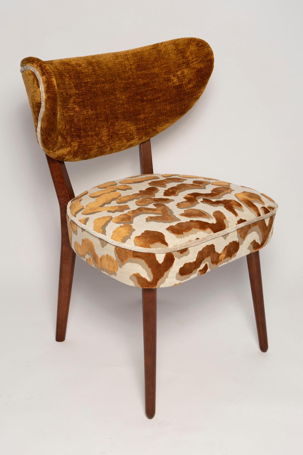 https://a.1stdibscdn.com/vintola-studio-dining-chair-casamance-nimbus-leopard-fabric-europe-poland-for-sale-picture-3/f_34023/f_470836621760699909310/IQ3A2069_master.jpg