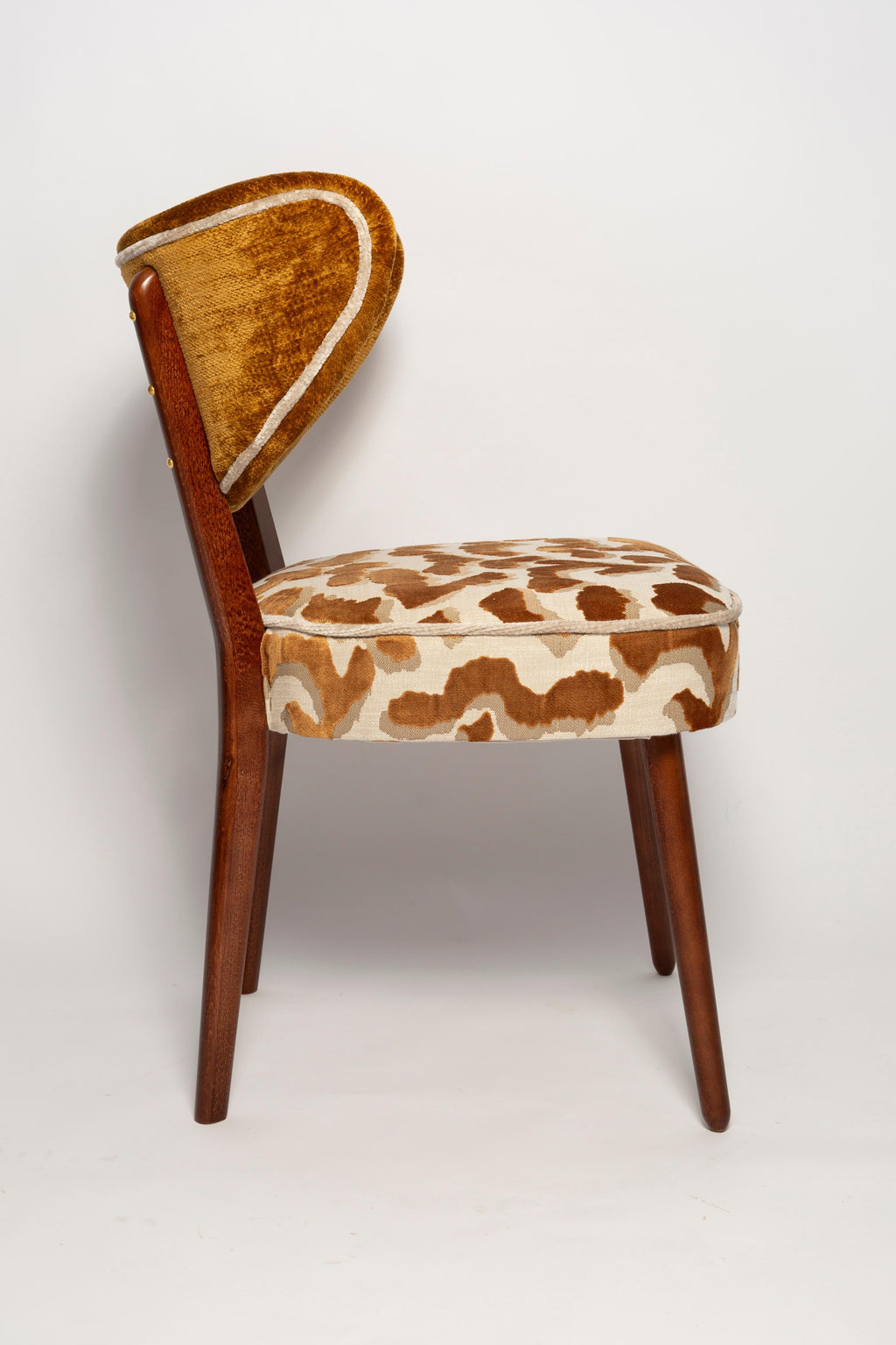 https://a.1stdibscdn.com/set-of-four-vintola-studio-dining-chairs-casamance-demoiselle-and-nimbus-fabric-for-sale-picture-4/f_34023/f_472335721761576300503/IQ3A2070_master.jpg