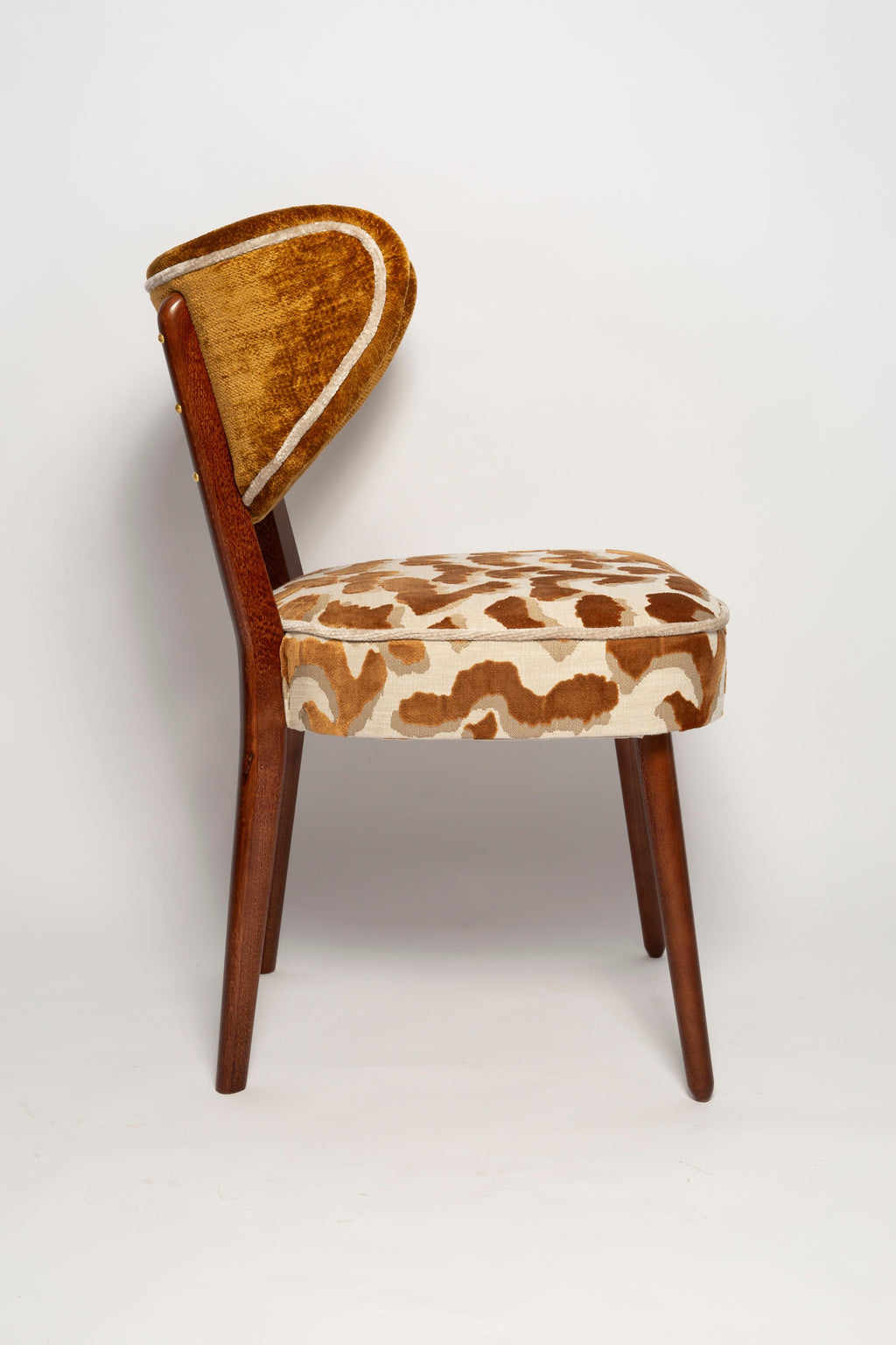 https://a.1stdibscdn.com/vintola-studio-dining-chair-casamance-nimbus-leopard-fabric-europe-poland-for-sale-picture-4/f_34023/f_470836621760699907589/IQ3A2071_master.jpg