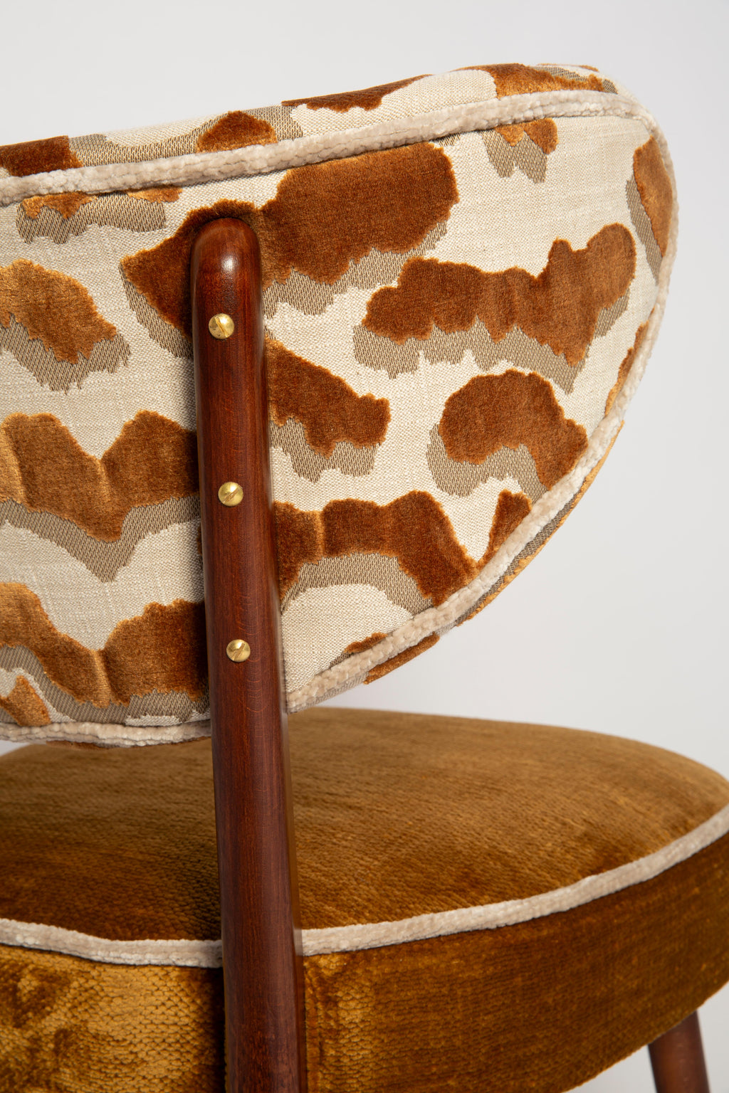 https://a.1stdibscdn.com/set-of-four-vintola-studio-dining-chairs-casamance-demoiselle-and-nimbus-fabric-for-sale-picture-11/f_34023/f_472335721761576506356/IQ3A2095_master.jpg