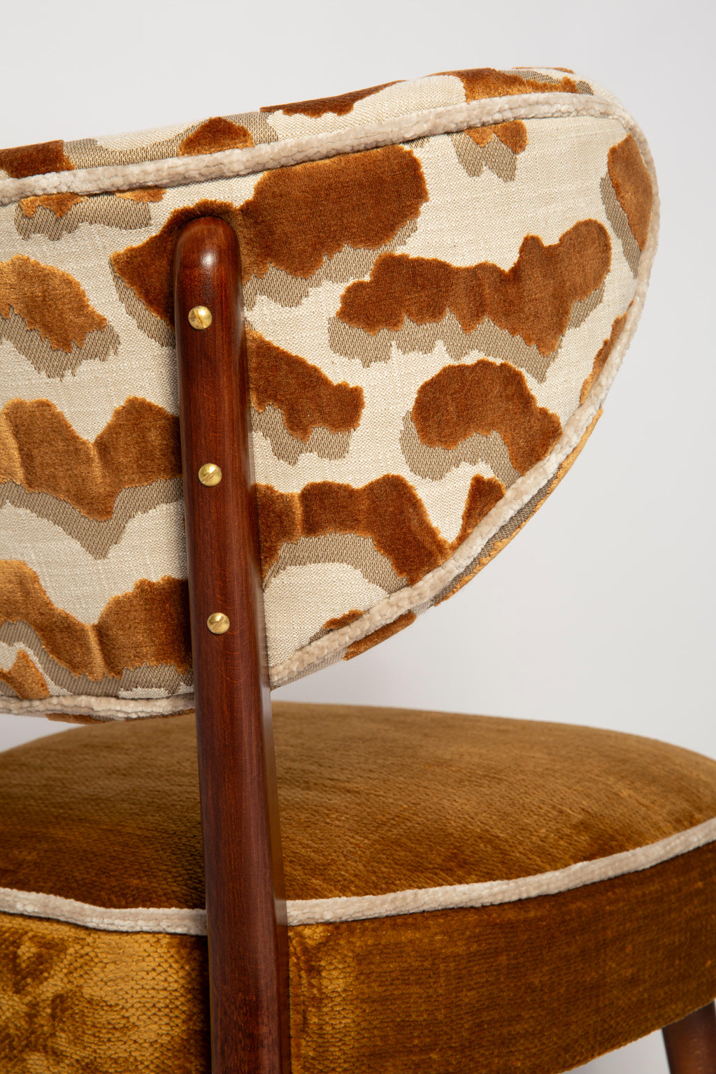 https://a.1stdibscdn.com/vintola-studio-dining-chair-casamance-nimbus-leopard-fabric-europe-poland-for-sale-picture-6/f_34023/f_471312321761047365851/IQ3A2098_master.jpg