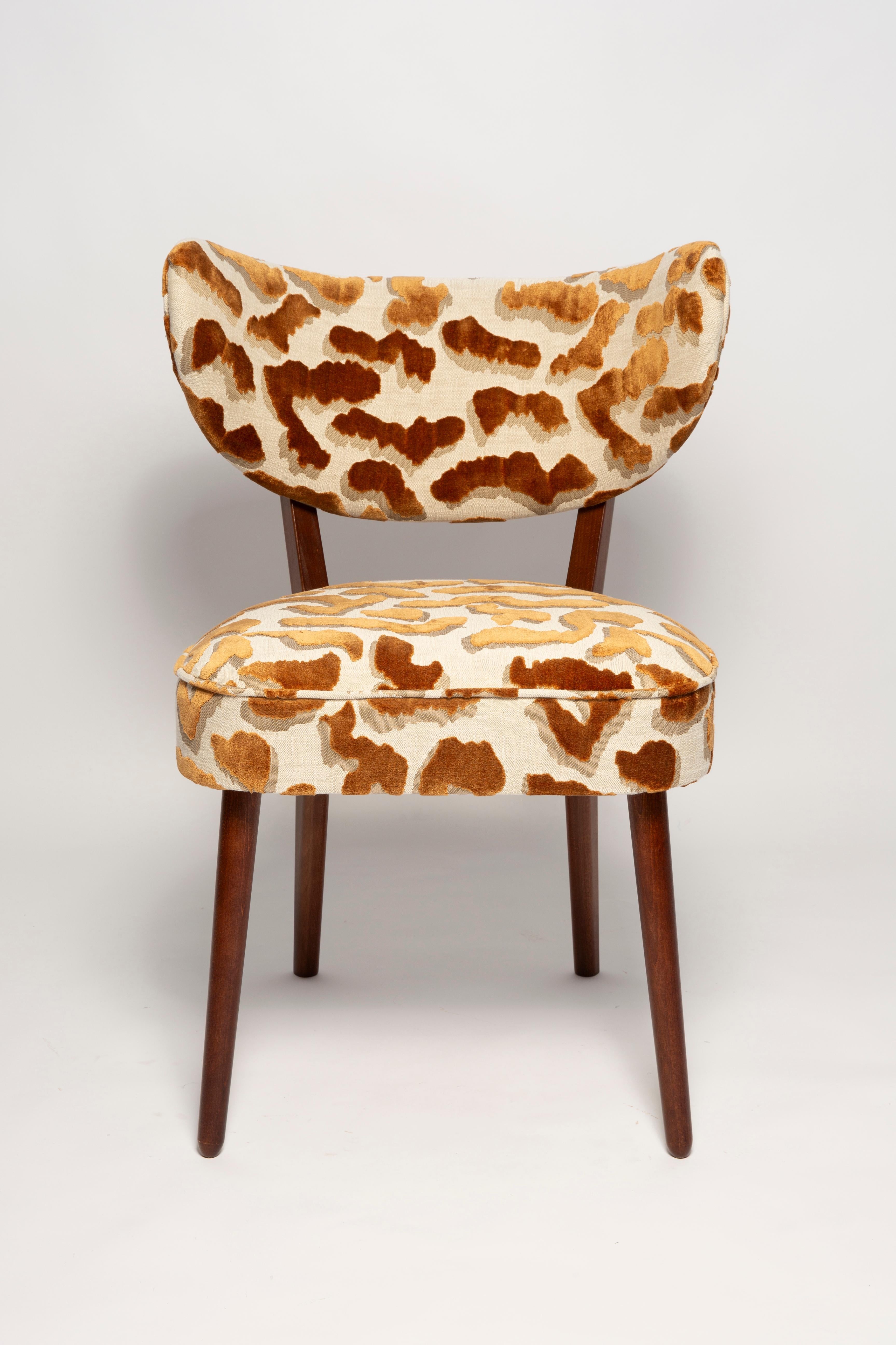 https://a.1stdibscdn.com/vintola-studio-dining-chair-casamance-nimbus-leopard-fabric-for-sale-picture-2/f_34023/f_471321221761052484034/IQ3A2112_master.jpg