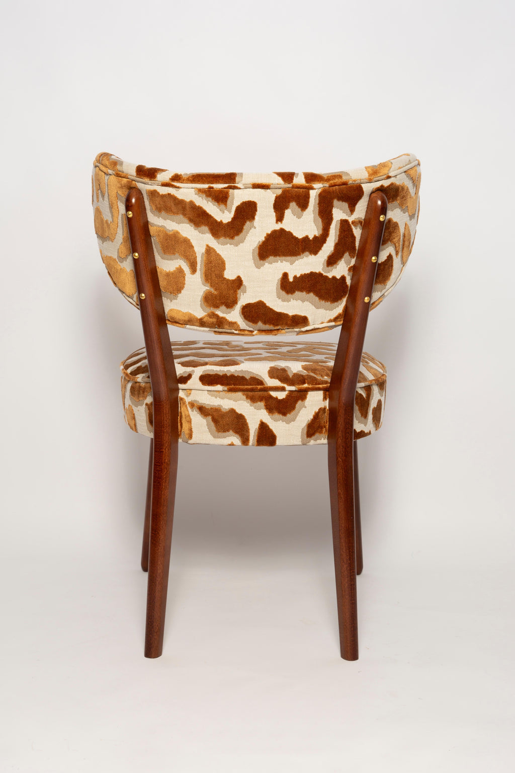 https://a.1stdibscdn.com/vintola-studio-dining-chair-casamance-nimbus-leopard-fabric-for-sale-picture-7/f_34023/f_471321221761052487818/IQ3A2122_master.jpg