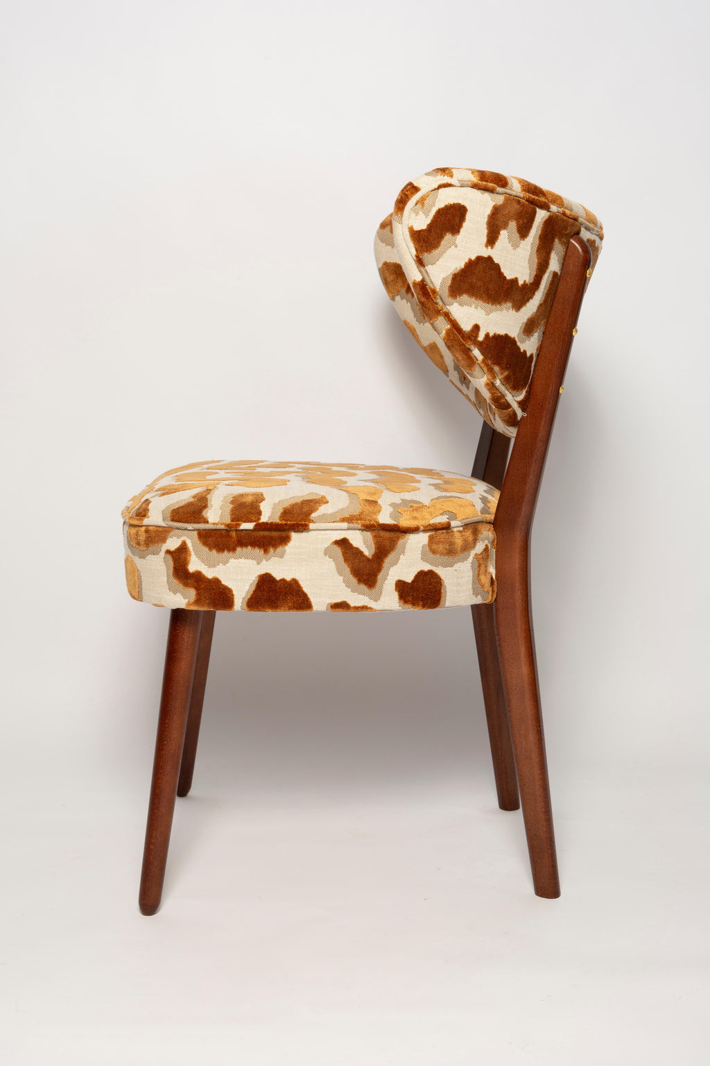 https://a.1stdibscdn.com/vintola-studio-dining-chair-casamance-nimbus-leopard-fabric-for-sale-picture-8/f_34023/f_471321221761052544505/IQ3A2124_master.jpg