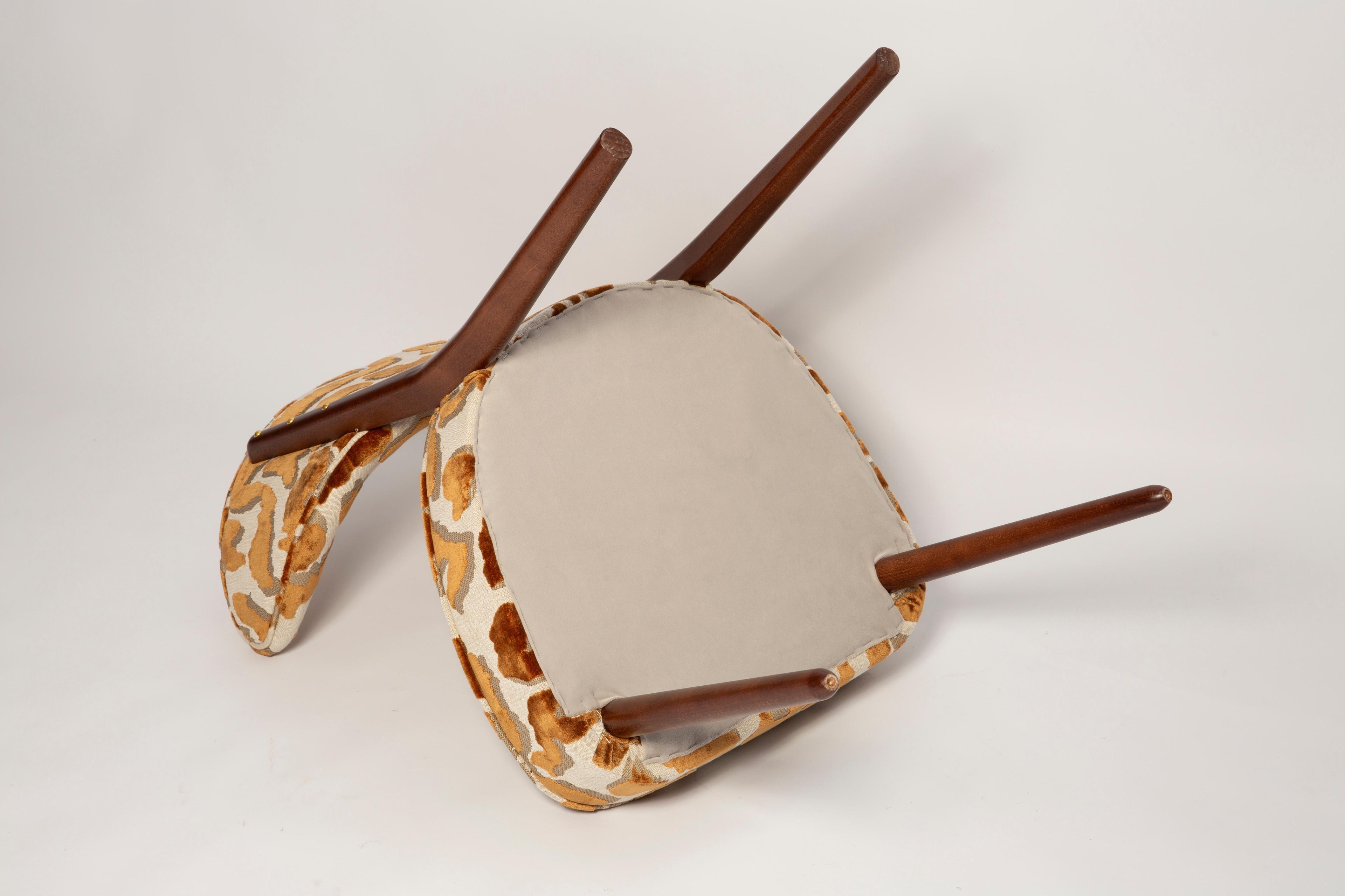 https://a.1stdibscdn.com/vintola-studio-dining-chair-casamance-nimbus-leopard-fabric-for-sale-picture-9/f_34023/f_471321221761052553504/IQ3A2126_master.jpg