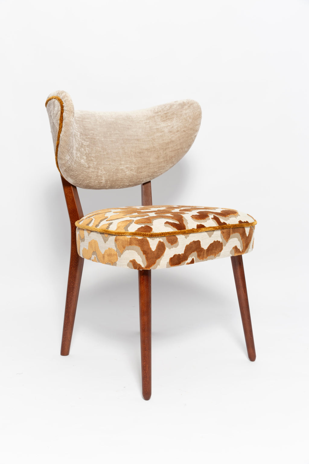 https://a.1stdibscdn.com/vintola-studio-dining-chair-casamance-nimbus-leopard-fabric-europe-poland-for-sale-picture-3/f_34023/f_471467421761133295907/IQ3A2141_master.jpg
