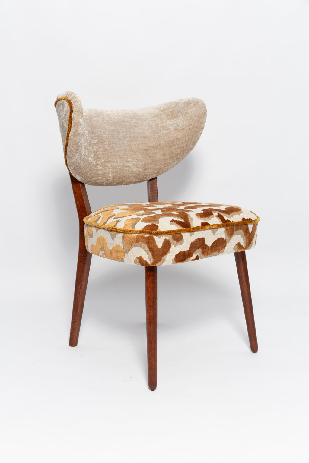 https://a.1stdibscdn.com/two-vintola-studio-dining-chairs-casamance-nimbus-leopard-fabric-europe-poland-for-sale-picture-4/f_34023/f_471468621761133683097/IQ3A2142_master.jpg