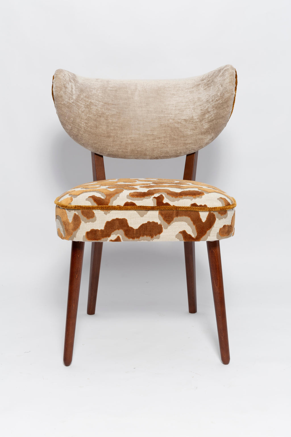 https://a.1stdibscdn.com/two-vintola-studio-dining-chairs-casamance-nimbus-leopard-fabric-europe-poland-for-sale-picture-5/f_34023/f_471468621761133683746/IQ3A2143_master.jpg