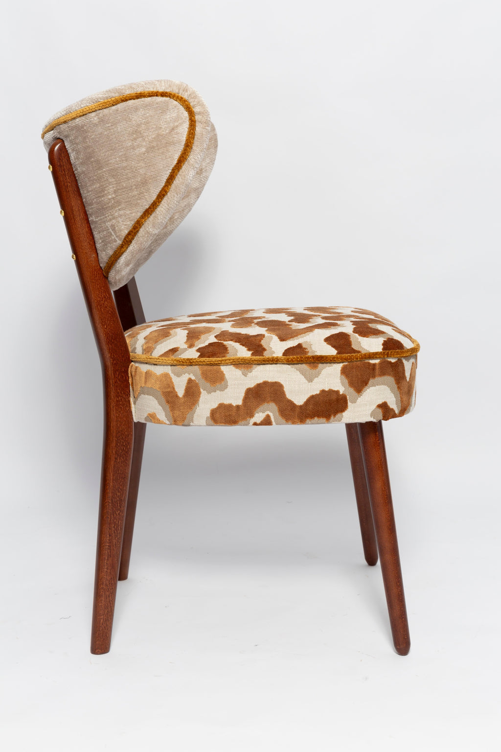https://a.1stdibscdn.com/two-vintola-studio-dining-chairs-casamance-nimbus-leopard-fabric-europe-poland-for-sale-picture-6/f_34023/f_471468621761133684344/IQ3A2144_master.jpg