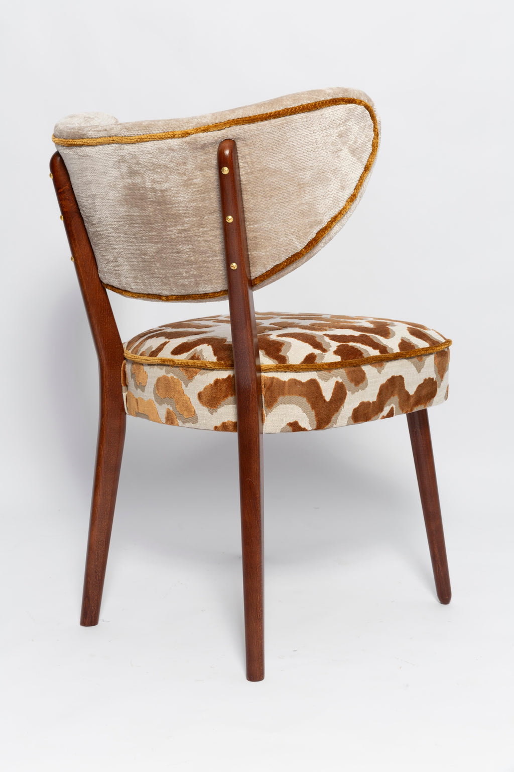 https://a.1stdibscdn.com/two-vintola-studio-dining-chairs-casamance-nimbus-leopard-fabric-europe-poland-for-sale-picture-7/f_34023/f_471468621761133685059/IQ3A2145_master.jpg