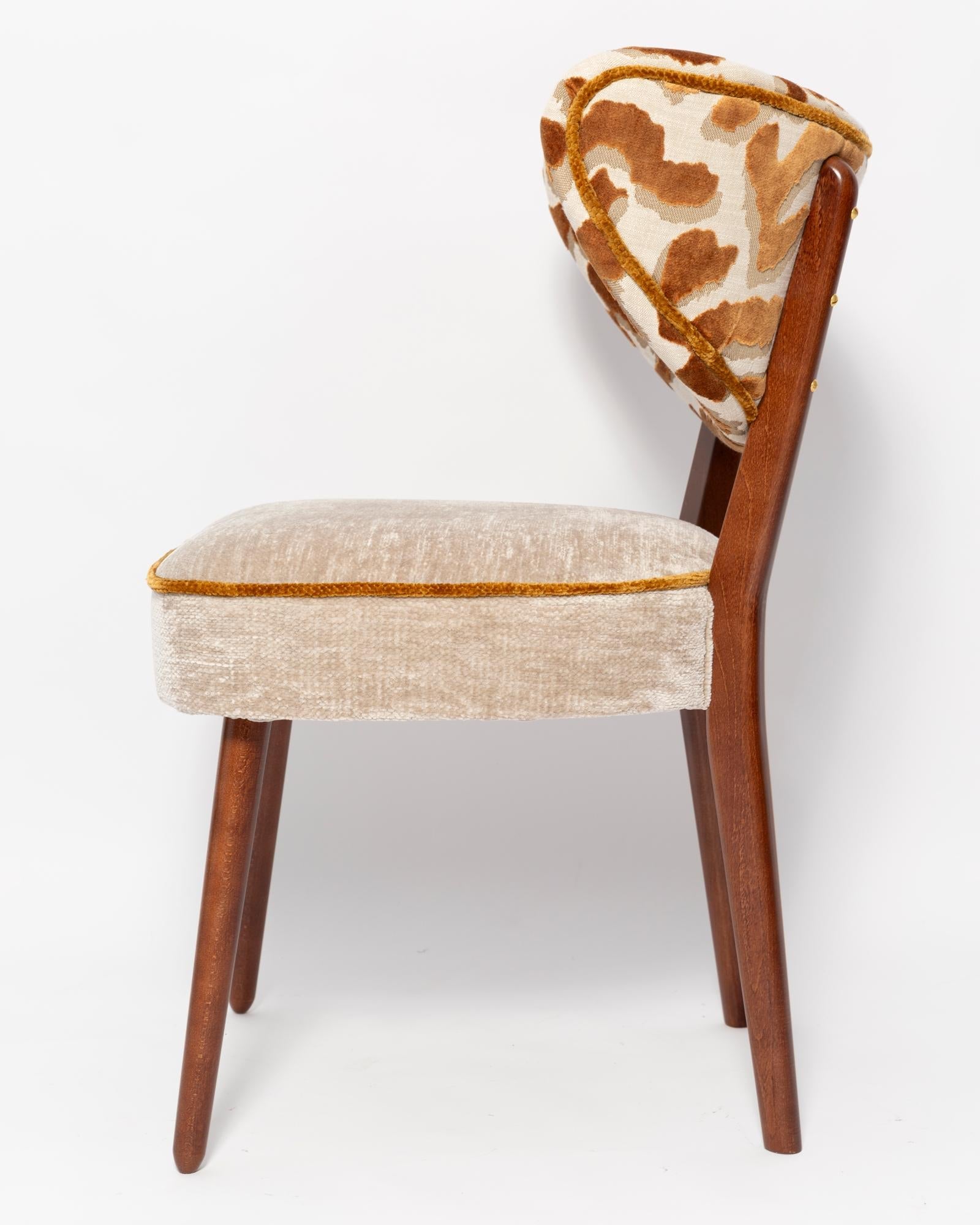 https://a.1stdibscdn.com/set-of-four-vintola-studio-dining-chairs-casamance-demoiselle-and-nimbus-fabric-for-sale-picture-4/f_34023/f_472438321761646281941/IQ3A2176www_master.jpg