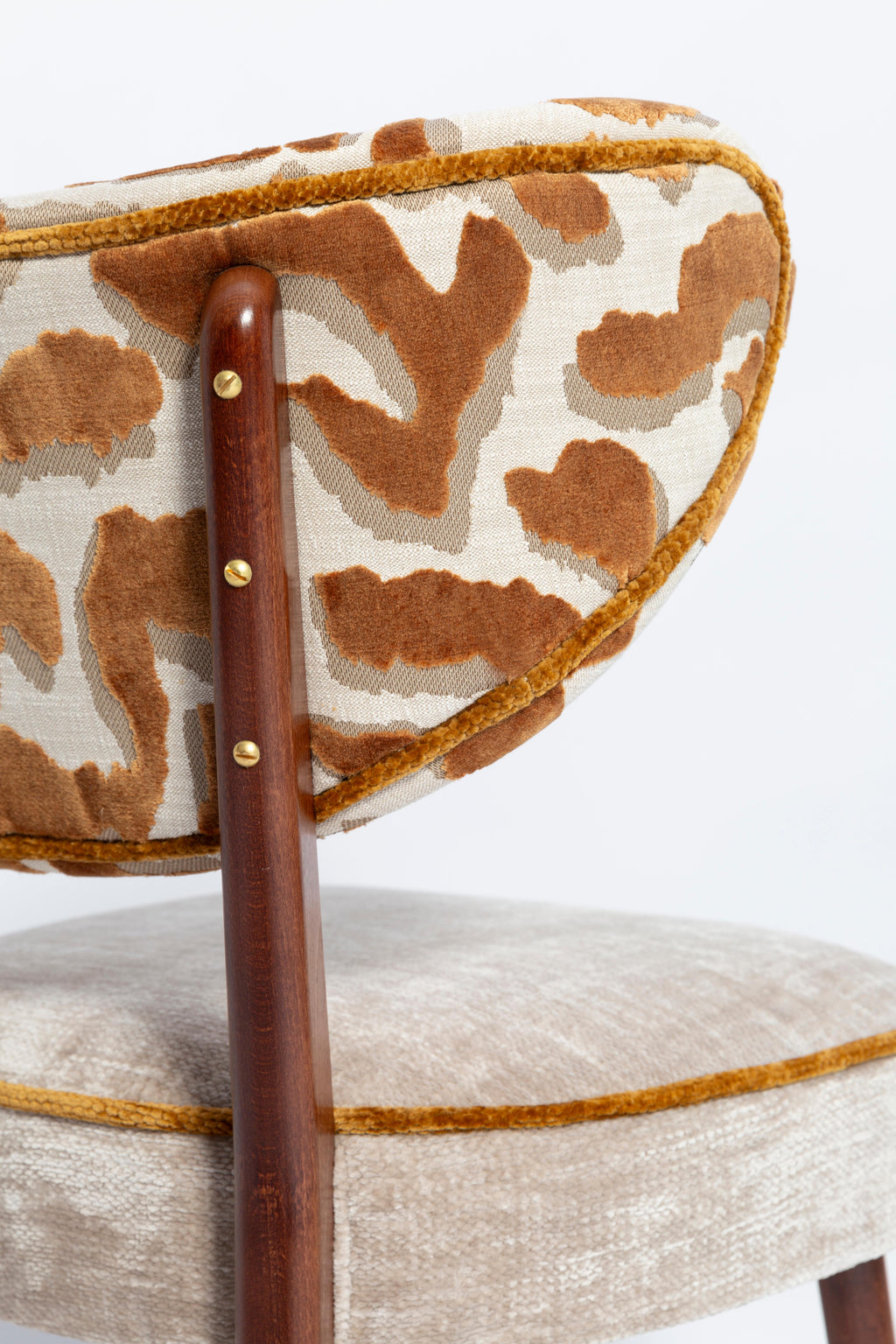 https://a.1stdibscdn.com/set-of-four-vintola-studio-dining-chairs-casamance-demoiselle-and-nimbus-fabric-for-sale-picture-8/f_34023/f_472438321761646489732/IQ3A2179_master.jpg