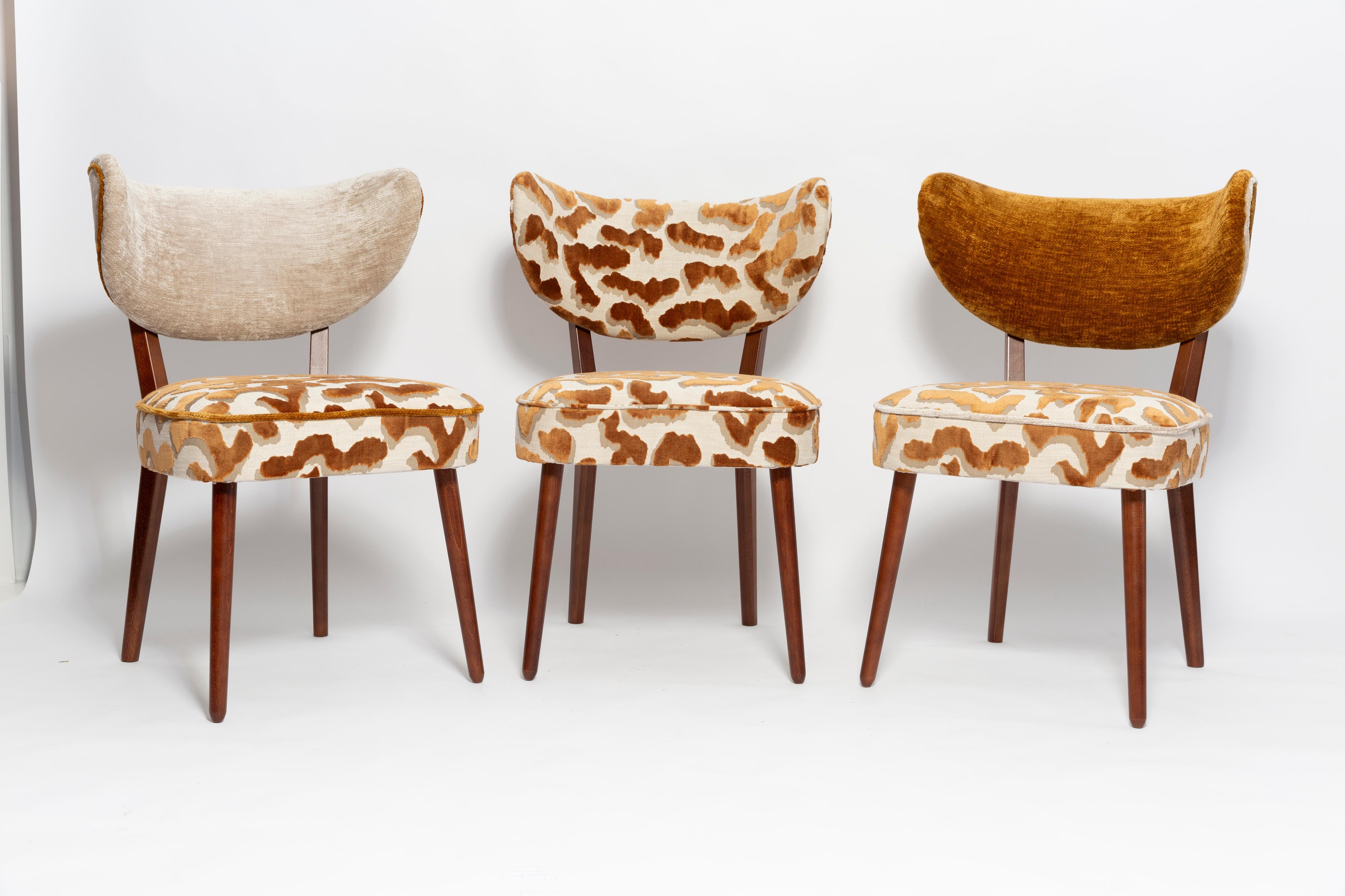 https://a.1stdibscdn.com/two-vintola-studio-dining-chairs-casamance-nimbus-leopard-fabric-europe-poland-for-sale-picture-2/f_34023/f_471468621761133681497/IQ3A2195_master.jpg