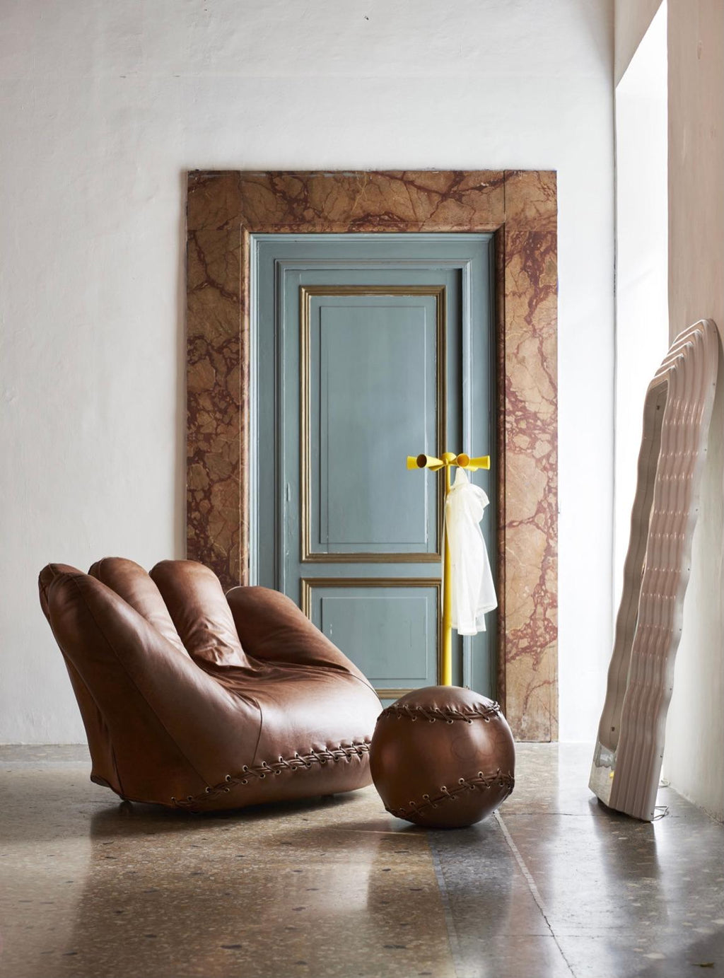 https://a.1stdibscdn.com/leather-joe-chair-designed-by-de-pas-durbino-lomazzi-for-poltronova-italy-for-sale-picture-9/f_29363/f_239555521622219545437/Image_20_04_2021_at_13_13_master.jpg