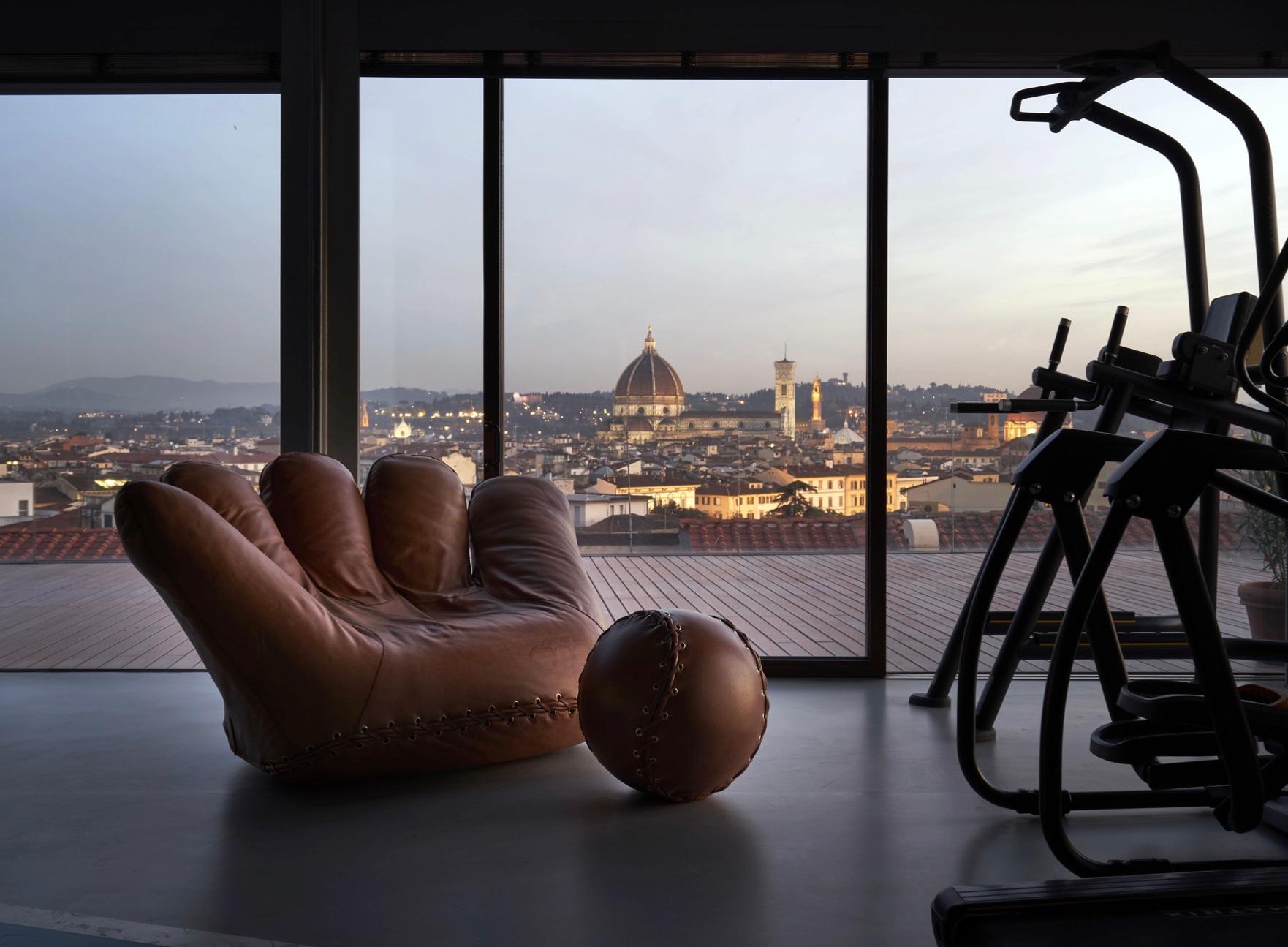 https://a.1stdibscdn.com/leather-joe-chair-designed-by-de-pas-durbino-lomazzi-for-poltronova-italy-for-sale-picture-7/f_29363/f_239555521622219544832/Image_20_04_2021_at_13_14_master.jpg