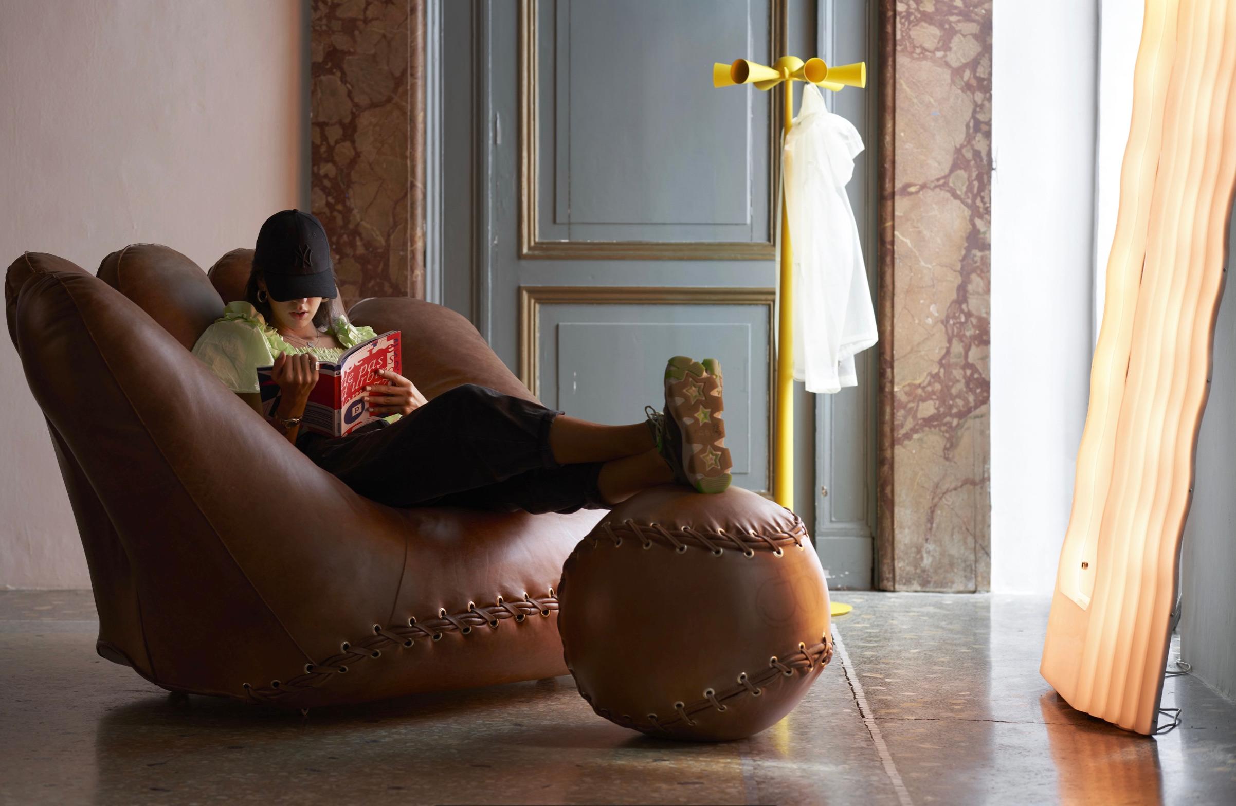 https://a.1stdibscdn.com/leather-joe-chair-designed-by-de-pas-durbino-lomazzi-for-poltronova-italy-for-sale-picture-10/f_29363/f_239555521622219545725/Image_20_04_2021_at_13_25_master.jpg